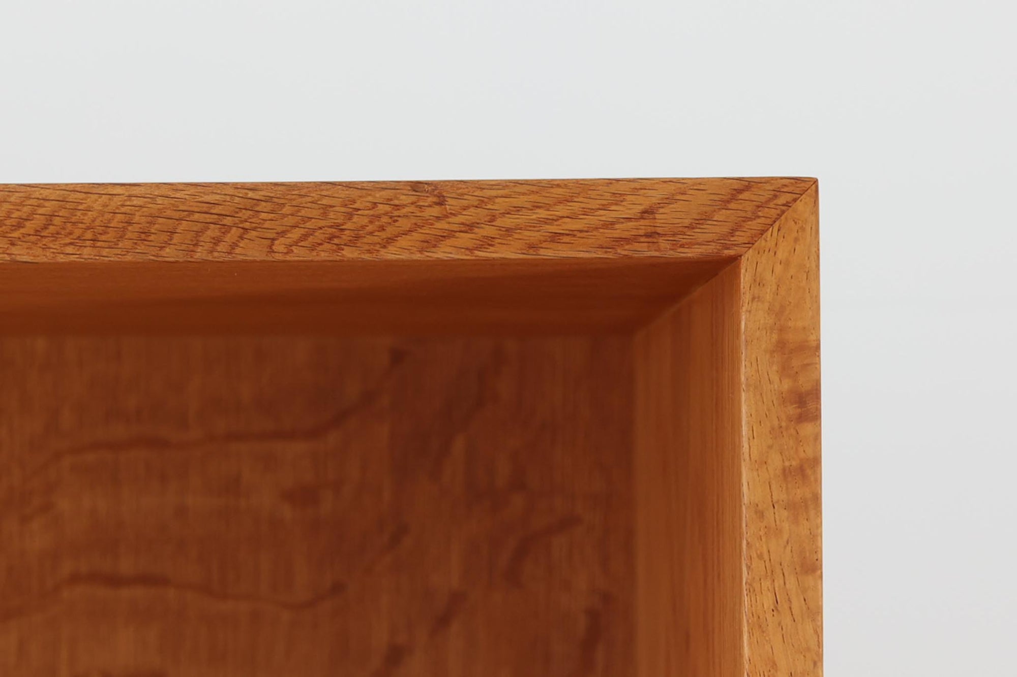 北欧より買い付けたHans J. Wegnerデザインのブックシェルフです。 彼のキャビネット類を数多く手がけたRY mobler社製の本棚です。本体はオーク材が使用されています。 シンプルなデザインながらも要所要所にウェグナーらしいデザインが施してあり、実用性にも優れている逸品です。こちらは全ての棚板の高さ調整が出来る珍しいモデルです。