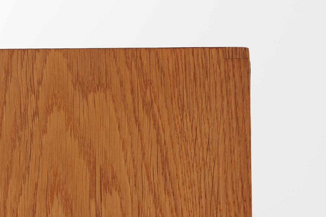 北欧より買い付けたHans J. Wegnerデザインのブックシェルフです。 彼のキャビネット類を数多く手がけたRY mobler社製の本棚です。本体はオーク材が使用されています。 シンプルなデザインながらも要所要所にウェグナーらしいデザインが施してあり、実用性にも優れている逸品です。こちらは全ての棚板の高さ調整が出来る珍しいモデルです。