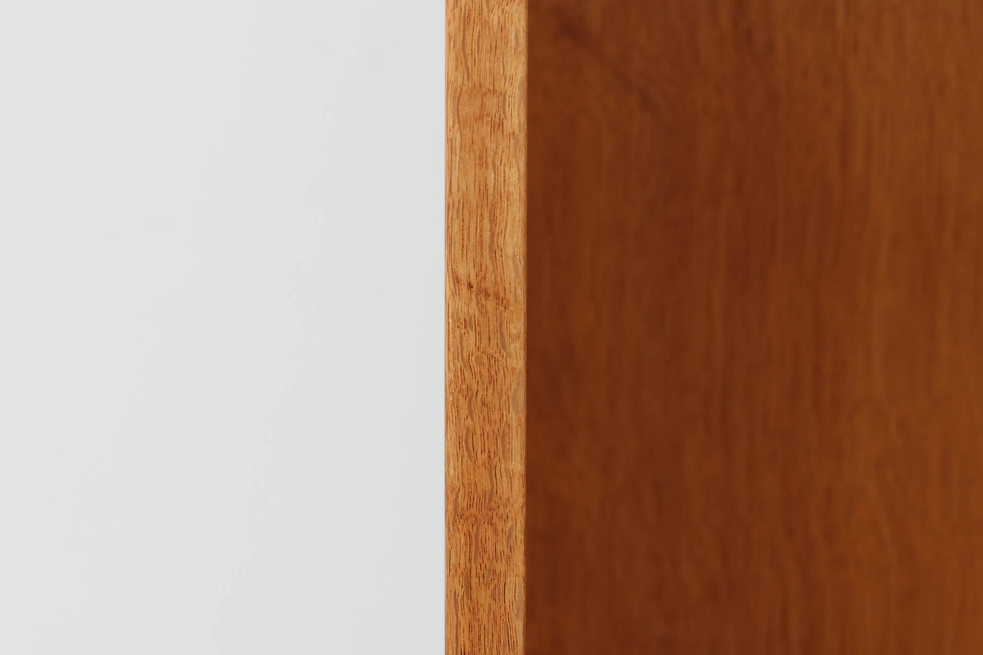 北欧より買い付けたHans J. Wegnerデザインのブックシェルフです。 彼のキャビネット類を数多く手がけたRY mobler社製の本棚です。本体はオーク材が使用されています。 シンプルなデザインながらも要所要所にウェグナーらしいデザインが施してあり、実用性にも優れている逸品です。こちらは全ての棚板の高さ調整が出来る珍しいモデルです。