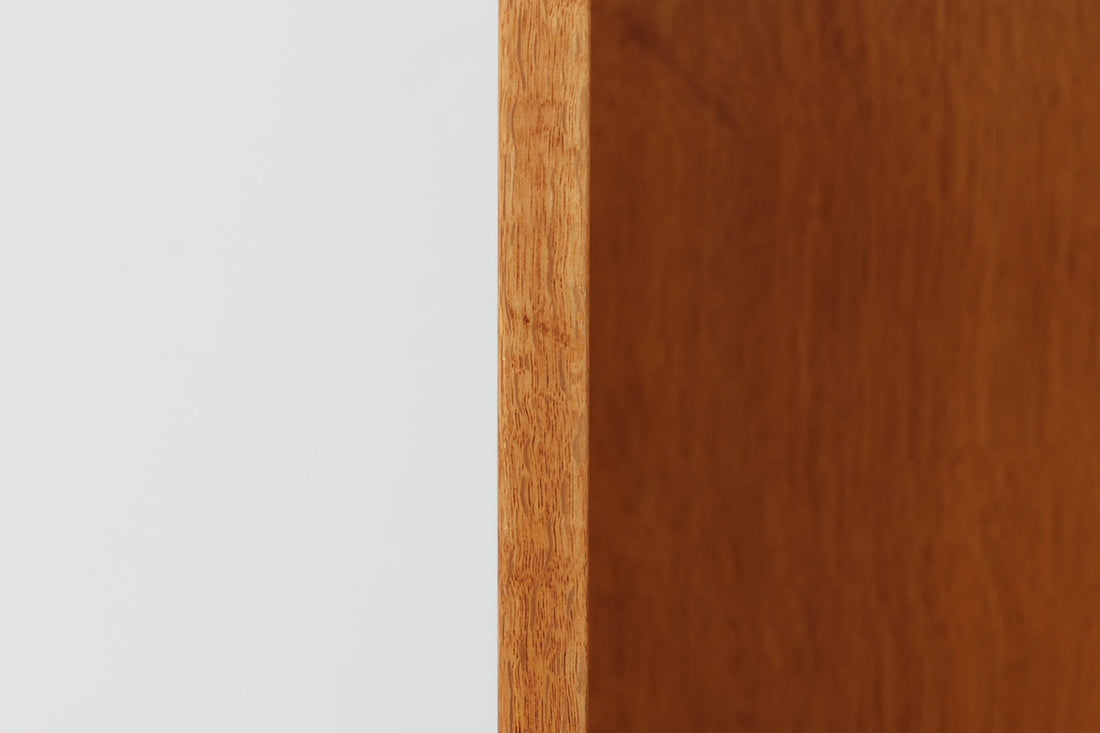 北欧より買い付けたHans J. Wegnerデザインのブックシェルフです。 彼のキャビネット類を数多く手がけたRY mobler社製の本棚です。本体はオーク材が使用されています。 シンプルなデザインながらも要所要所にウェグナーらしいデザインが施してあり、実用性にも優れている逸品です。こちらは全ての棚板の高さ調整が出来る珍しいモデルです。