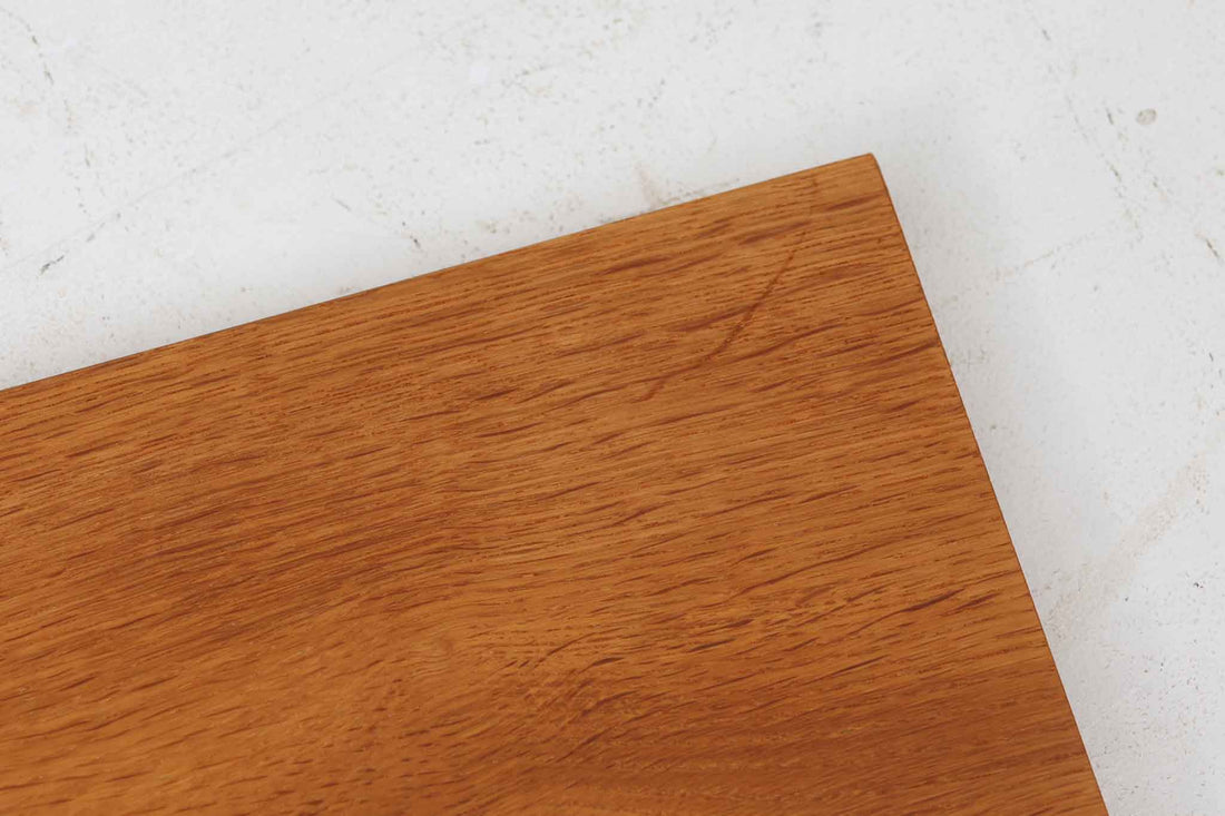 北欧より買い付けたHans J. Wegnerデザインのブックシェルフです。 彼のキャビネット類を数多く手がけたRY mobler社製の本棚です。本体はオーク材が使用されています。 シンプルなデザインながらも要所要所にウェグナーらしいデザインが施してあり、実用性にも優れている逸品です。こちらは全ての棚板の高さ調整が出来る珍しいモデルです。