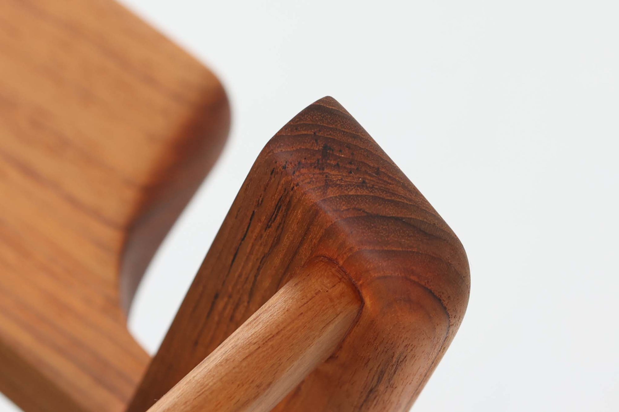 北欧家具を代表するソファ『GE290』です。現在リプロダクト品が販売されていますが、こちらは本物です。元々はベッド会社であるGETAmA社ならではのコイルスプリングが内包されたクッションの座り心地は、弾力があり心地良く、読書や映画などのリラックスタイムに最適です。立ち上がる際も適度なはね返りがあるので、動く時に億劫になる事はありません。Hans J. Wegnerならではの時代を超えた美しいデザインも魅力のひとつ。横や背面から眺めると、また異なる表情が楽しめます。さらに、こちらは現行品では手に入らない希少なチーク材モデル。素材の質感と温かみを存分に味わえる逸品です。