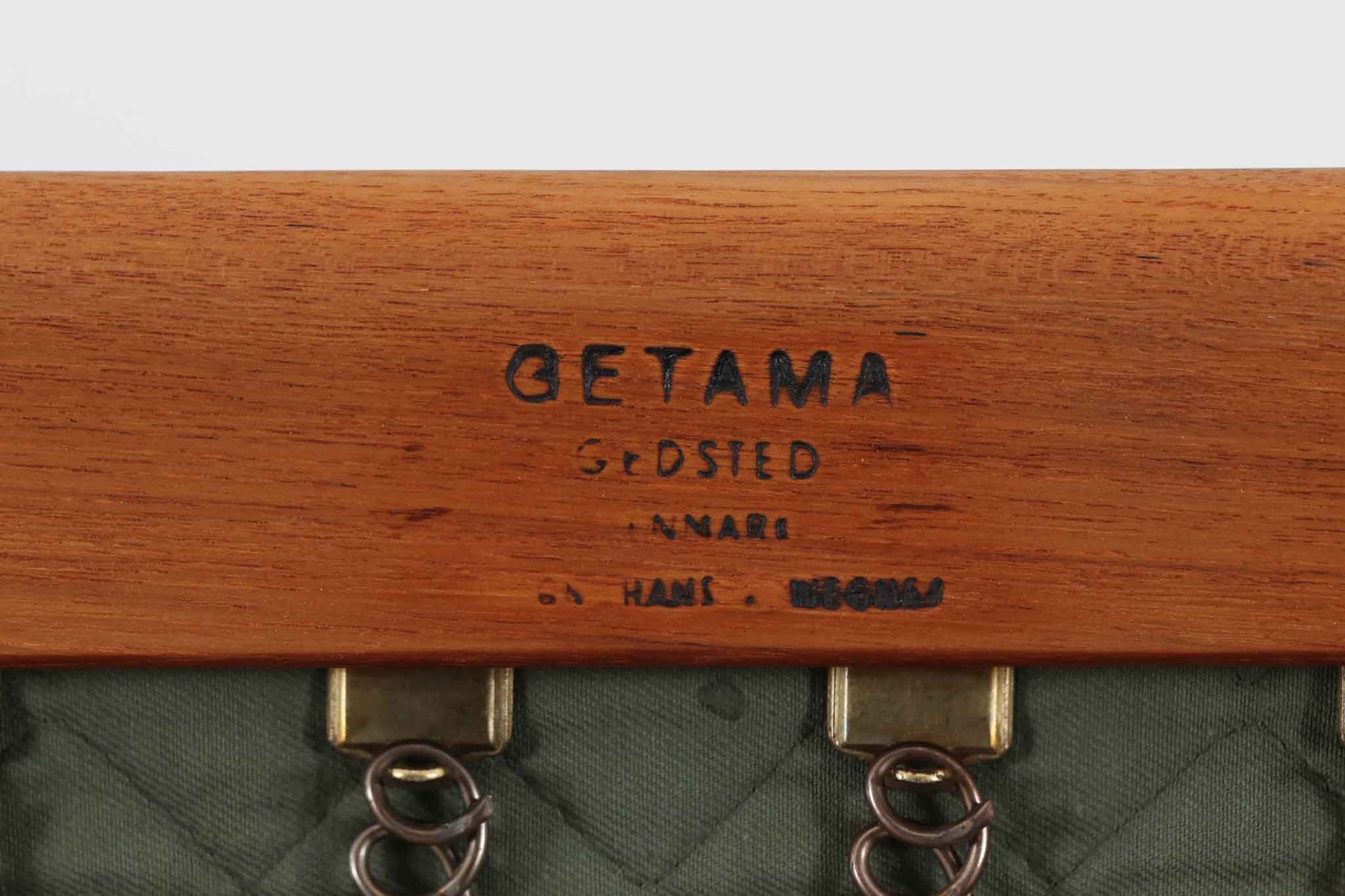 北欧家具を代表するソファ『GE290』です。現在リプロダクト品が販売されていますが、こちらは本物です。元々はベッド会社であるGETAmA社ならではのコイルスプリングが内包されたクッションの座り心地は、弾力があり心地良く、読書や映画などのリラックスタイムに最適です。立ち上がる際も適度なはね返りがあるので、動く時に億劫になる事はありません。Hans J. Wegnerならではの時代を超えた美しいデザインも魅力のひとつ。横や背面から眺めると、また異なる表情が楽しめます。さらに、こちらは現行品では手に入らない希少なチーク材モデル。素材の質感と温かみを存分に味わえる逸品です。