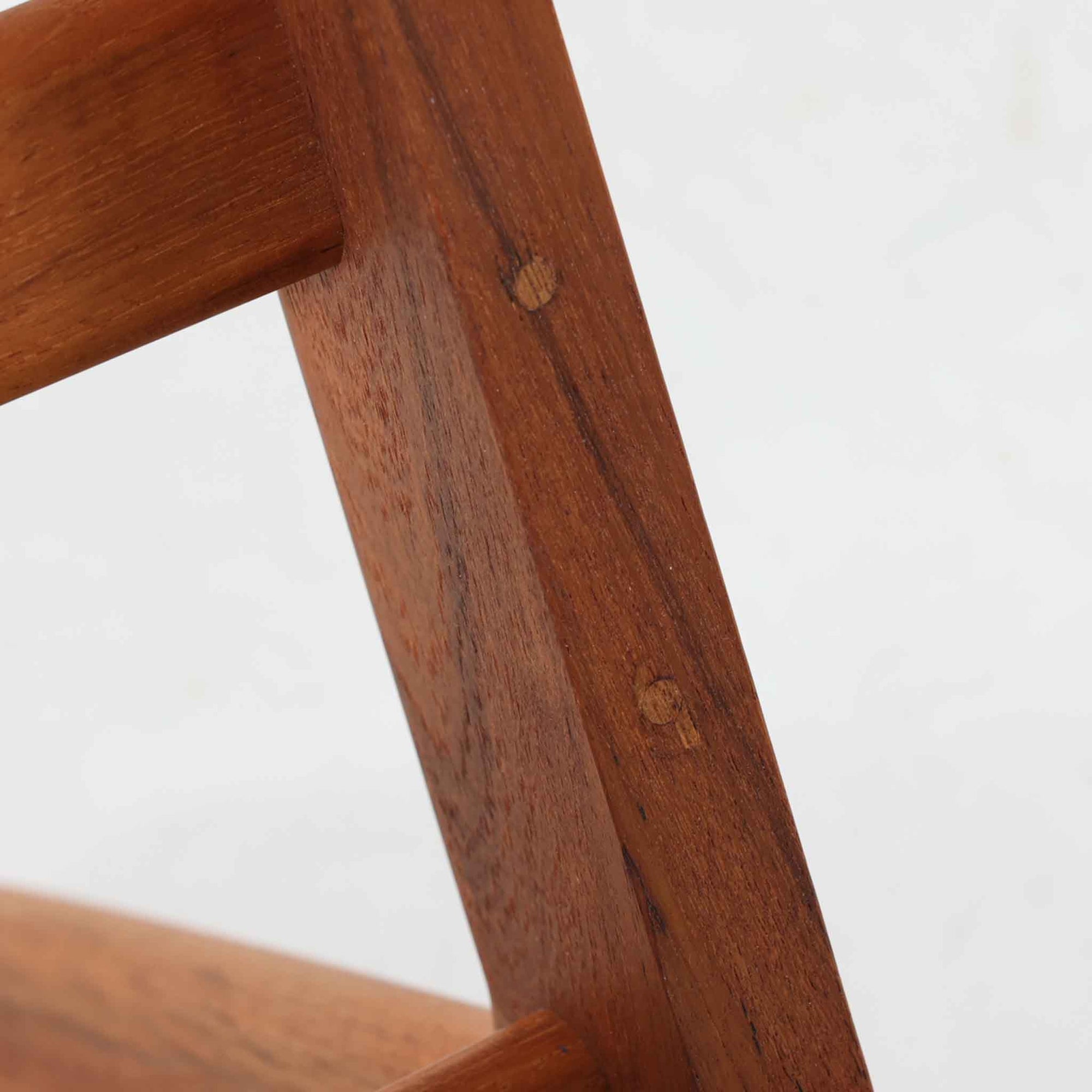 Hans J. Wegnerがデザインし、Getama社によって製造されたGe290Aは、現在では希少となったチーク材のフレームに深いブルーの張地が美しく調和した、ハイバック仕様のビンテージシングルソファです。緩やかに傾斜する背もたれと幅広のアームが身体を包み込むような快適な座り心地を実現し、日常に上質な寛ぎをもたらします。背面の格子状フレームや真鍮ビスなど、細部にまでウェグナーの美意識が宿り、北欧家具の名作としてリビングの主役にふさわしい存在感を放ちます。座面クッションにはスプリングが内包されていますが、背もたれにはウレタンのみが使用されています。