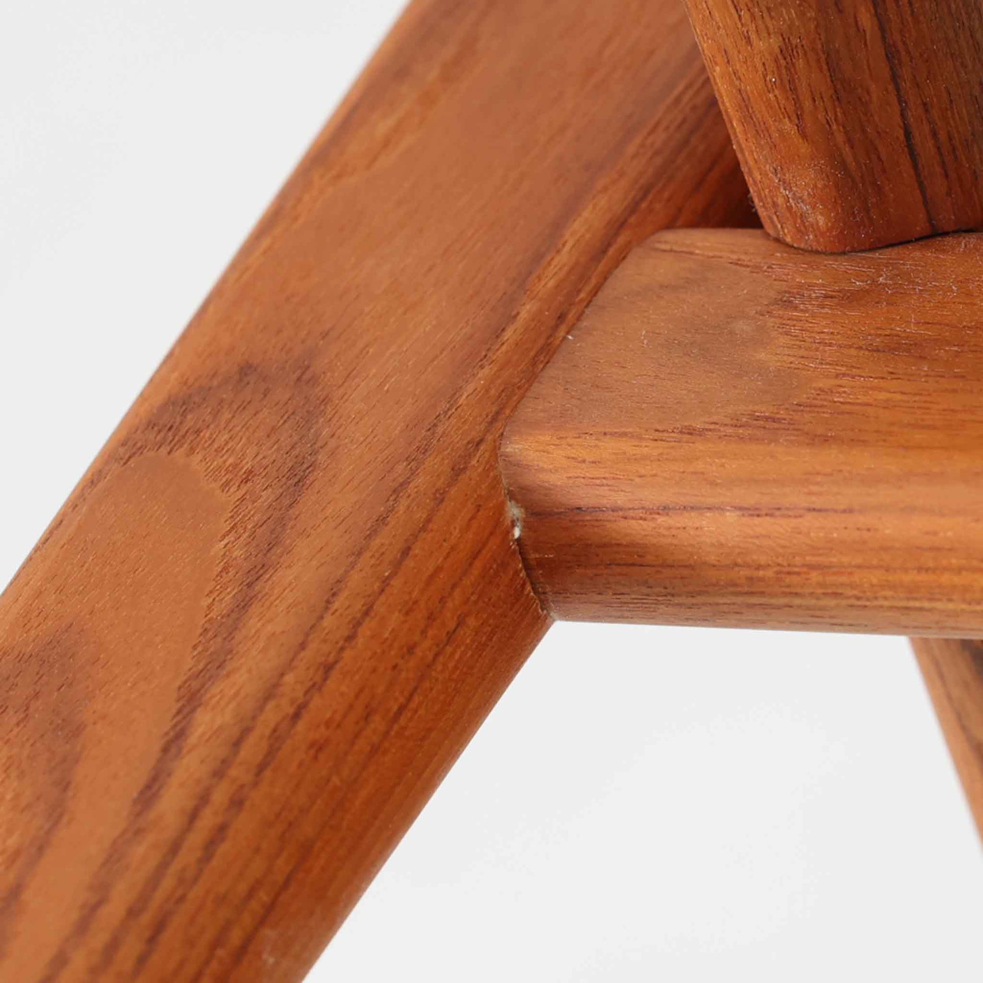 Hans J. Wegnerがデザインし、Getama社によって製造されたGe290Aは、現在では希少となったチーク材のフレームに深いブルーの張地が美しく調和した、ハイバック仕様のビンテージシングルソファです。緩やかに傾斜する背もたれと幅広のアームが身体を包み込むような快適な座り心地を実現し、日常に上質な寛ぎをもたらします。背面の格子状フレームや真鍮ビスなど、細部にまでウェグナーの美意識が宿り、北欧家具の名作としてリビングの主役にふさわしい存在感を放ちます。座面クッションにはスプリングが内包されていますが、背もたれにはウレタンのみが使用されています。