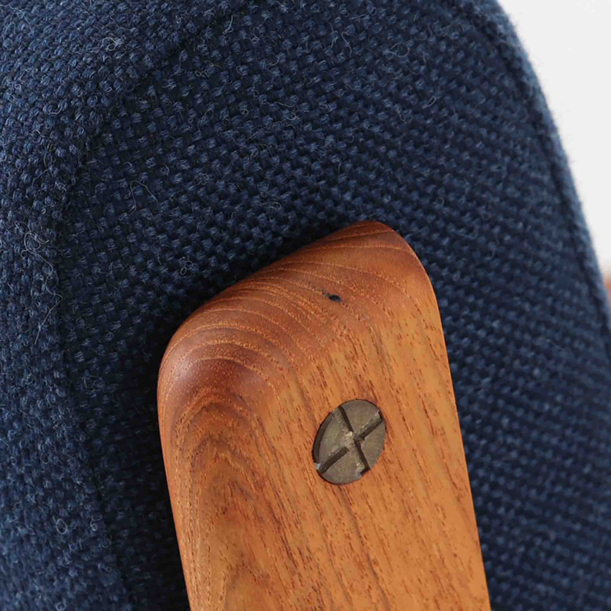 Hans J. Wegnerがデザインし、Getama社によって製造されたGe290Aは、現在では希少となったチーク材のフレームに深いブルーの張地が美しく調和した、ハイバック仕様のビンテージシングルソファです。緩やかに傾斜する背もたれと幅広のアームが身体を包み込むような快適な座り心地を実現し、日常に上質な寛ぎをもたらします。背面の格子状フレームや真鍮ビスなど、細部にまでウェグナーの美意識が宿り、北欧家具の名作としてリビングの主役にふさわしい存在感を放ちます。座面クッションにはスプリングが内包されていますが、背もたれにはウレタンのみが使用されています。