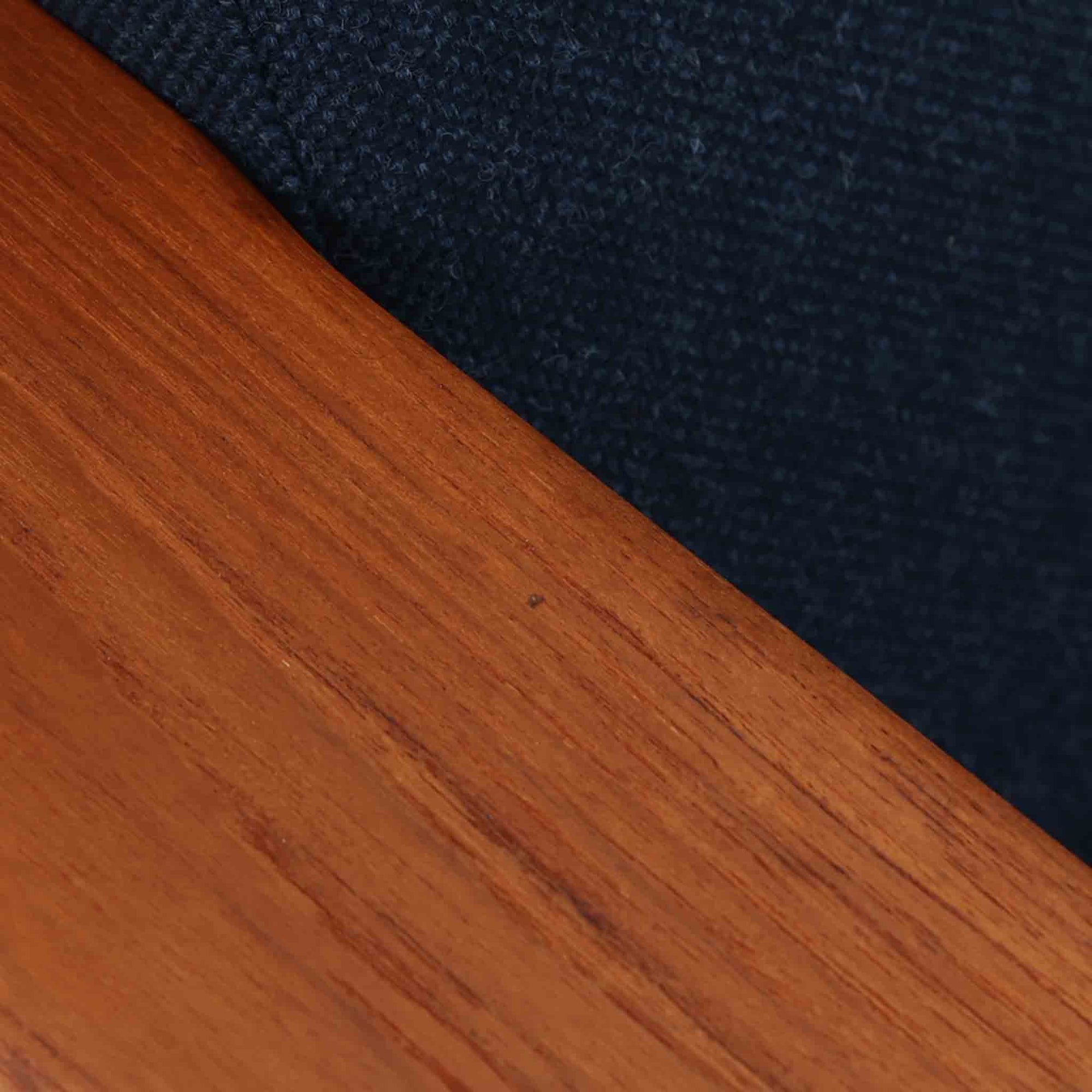 Hans J. Wegnerがデザインし、Getama社によって製造されたGe290Aは、現在では希少となったチーク材のフレームに深いブルーの張地が美しく調和した、ハイバック仕様のビンテージシングルソファです。緩やかに傾斜する背もたれと幅広のアームが身体を包み込むような快適な座り心地を実現し、日常に上質な寛ぎをもたらします。背面の格子状フレームや真鍮ビスなど、細部にまでウェグナーの美意識が宿り、北欧家具の名作としてリビングの主役にふさわしい存在感を放ちます。座面クッションにはスプリングが内包されていますが、背もたれにはウレタンのみが使用されています。