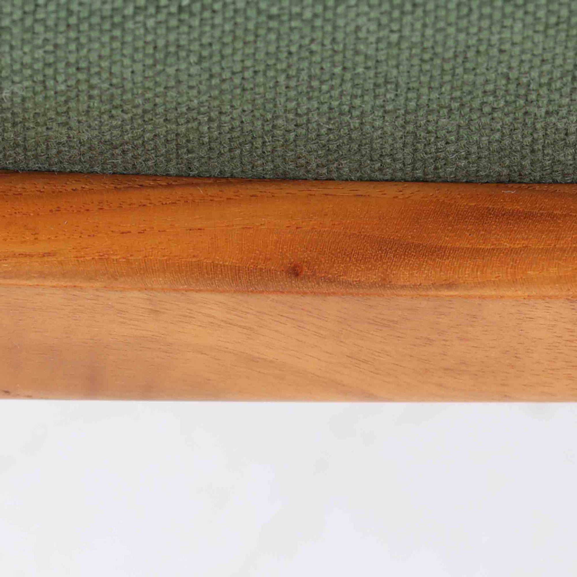 Hans J. Wegnerがデザインし、Getama社によって製造されたGE290オットマンは、堅牢なチーク無垢材のフレームと、美しい格子状のベース構造が特徴の名作です。チーク材仕様のモデルは現存数が少なく、希少価値の高い一台となっています。クッション内部にはスプリングが内包されており、張地にはアクリルとウールを混紡したグリーン系のファブリックが使用され、やわらかな風合いと快適な座り心地を実現。単体でも、同シリーズのソファと組み合わせても使いやすく、北欧ビンテージらしい実用性と美しさを兼ね備えています。