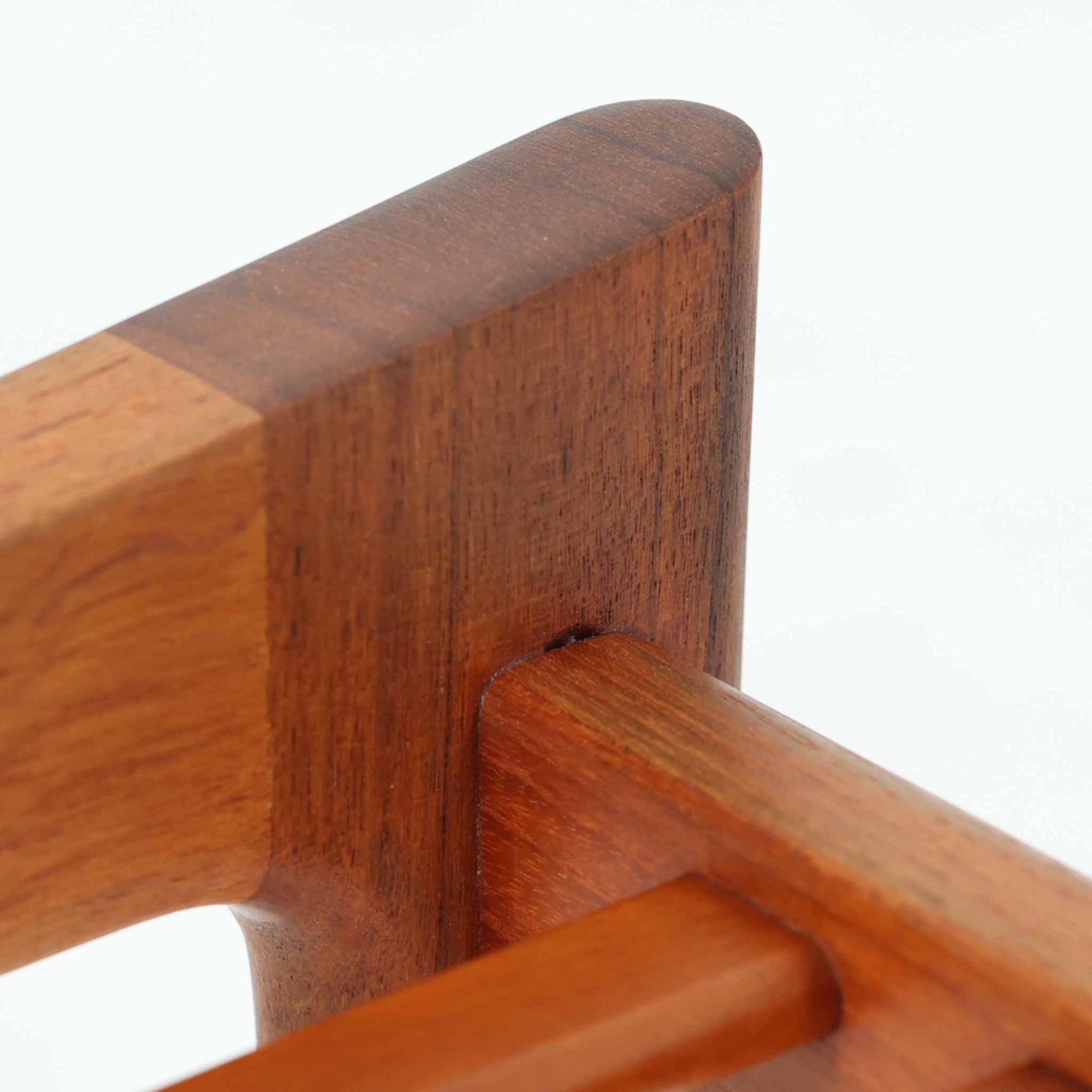 Hans J. Wegnerがデザインし、Getama社によって製造されたGE290オットマンは、堅牢なチーク無垢材のフレームと、美しい格子状のベース構造が特徴の名作です。チーク材仕様のモデルは現存数が少なく、希少価値の高い一台となっています。クッション内部にはスプリングが内包されており、張地にはアクリルとウールを混紡したグリーン系のファブリックが使用され、やわらかな風合いと快適な座り心地を実現。単体でも、同シリーズのソファと組み合わせても使いやすく、北欧ビンテージらしい実用性と美しさを兼ね備えています。