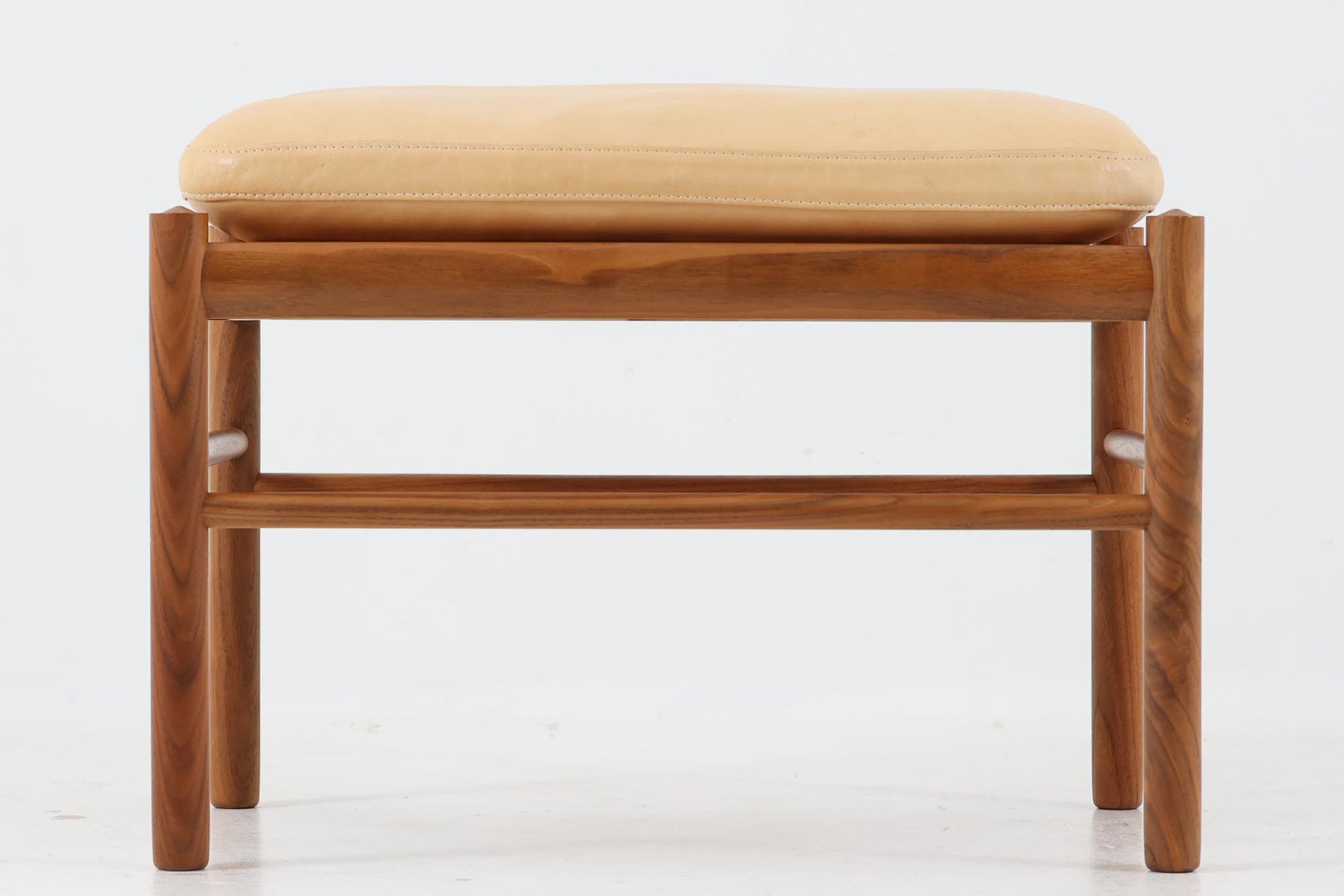 北欧より買い付けました。Ole Wanscherによってデザインされたコロニアルチェア用のフットスツールです。良質なウォールナット材が使用されています。Carl Hansen社で製造された比較的新しいモデルです。