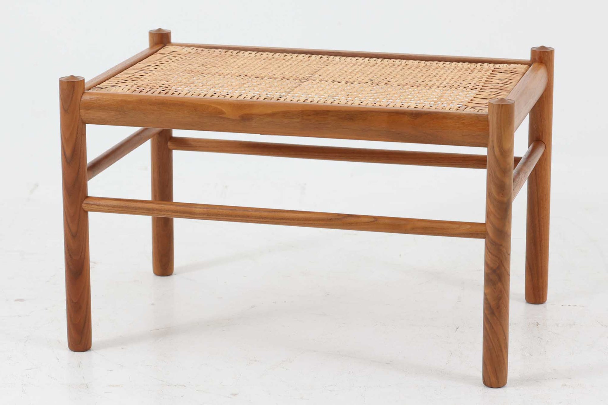 北欧より買い付けました。Ole Wanscherによってデザインされたコロニアルチェア用のフットスツールです。良質なウォールナット材が使用されています。Carl Hansen社で製造された比較的新しいモデルです。