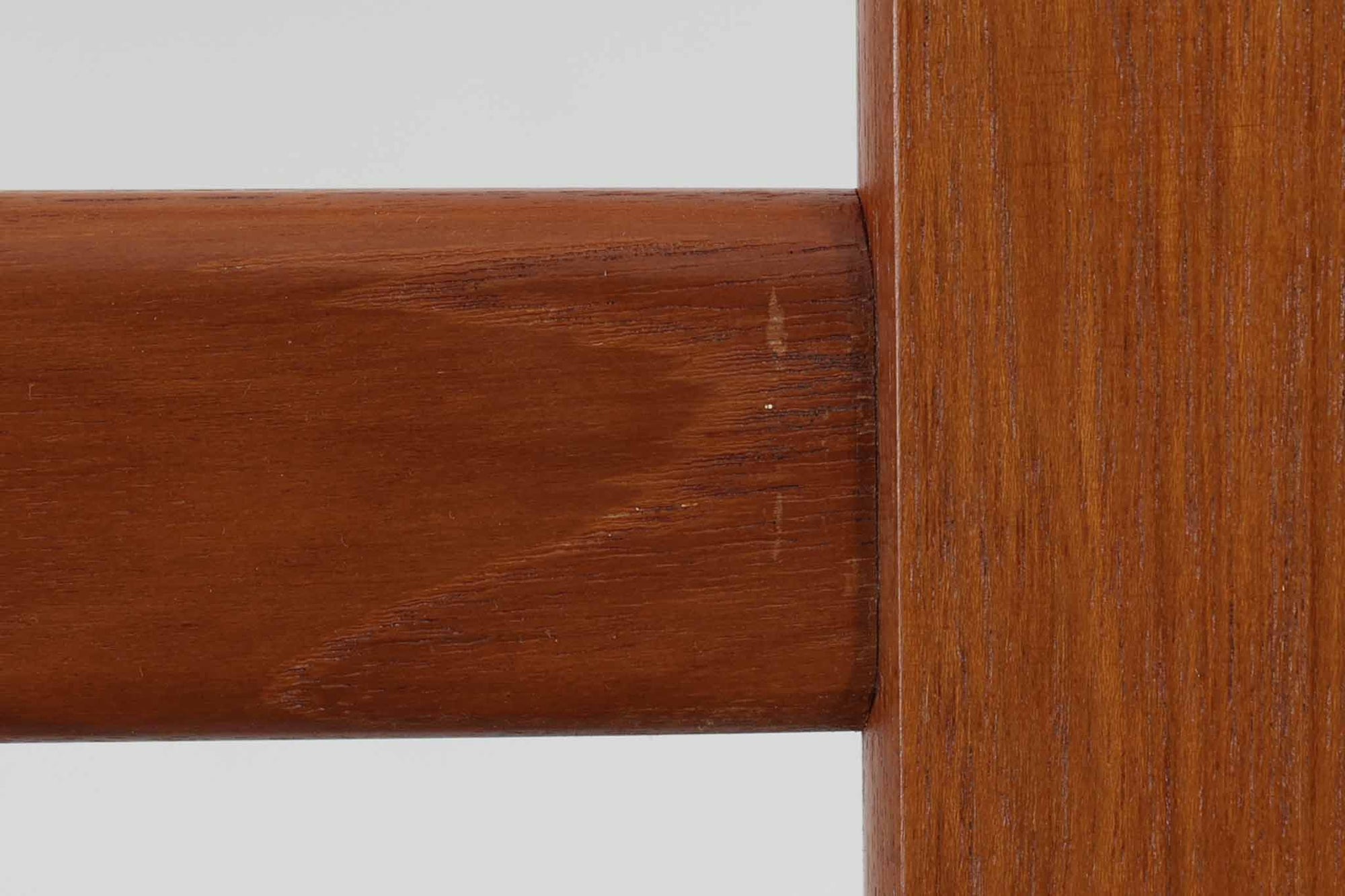 北欧家具を代表するソファ『GE290』です。現在リプロダクト品が販売されていますが、こちらは本物です。元々はベッド会社であるGETAmA社ならではのコイルスプリングが内包されたクッションの座り心地は、弾力があり心地良く、読書や映画などのリラックスタイムに最適です。立ち上がる際も適度なはね返りがあるので、動く時に億劫になる事はありません。Hans J. Wegnerならではの時代を超えた美しいデザインも魅力のひとつ。横や背面から眺めると、また異なる表情が楽しめます。さらに、こちらは現行品では手に入らない希少なチーク材モデル。素材の質感と温かみを存分に味わえる逸品です。