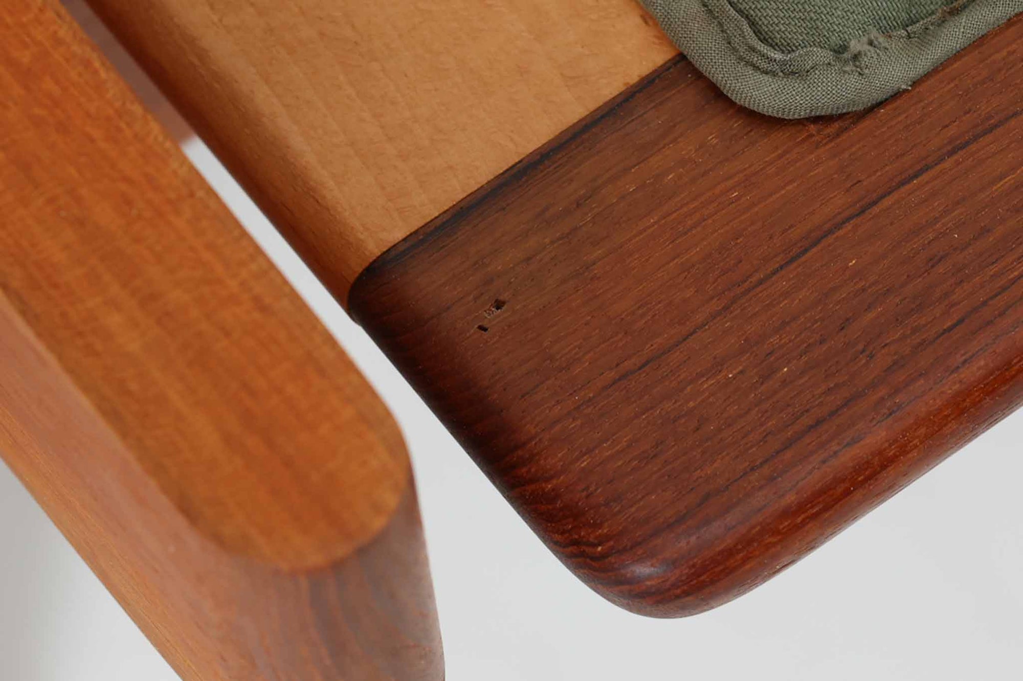 北欧家具を代表するソファ『GE290』です。現在リプロダクト品が販売されていますが、こちらは本物です。元々はベッド会社であるGETAmA社ならではのコイルスプリングが内包されたクッションの座り心地は、弾力があり心地良く、読書や映画などのリラックスタイムに最適です。立ち上がる際も適度なはね返りがあるので、動く時に億劫になる事はありません。Hans J. Wegnerならではの時代を超えた美しいデザインも魅力のひとつ。横や背面から眺めると、また異なる表情が楽しめます。さらに、こちらは現行品では手に入らない希少なチーク材モデル。素材の質感と温かみを存分に味わえる逸品です。