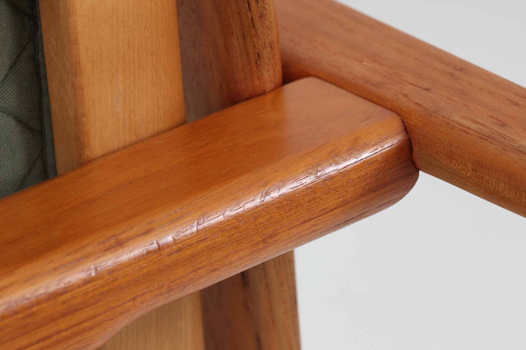 北欧家具を代表するソファ『GE290』です。現在リプロダクト品が販売されていますが、こちらは本物です。元々はベッド会社であるGETAmA社ならではのコイルスプリングが内包されたクッションの座り心地は、弾力があり心地良く、読書や映画などのリラックスタイムに最適です。立ち上がる際も適度なはね返りがあるので、動く時に億劫になる事はありません。Hans J. Wegnerならではの時代を超えた美しいデザインも魅力のひとつ。横や背面から眺めると、また異なる表情が楽しめます。さらに、こちらは現行品では手に入らない希少なチーク材モデル。素材の質感と温かみを存分に味わえる逸品です。