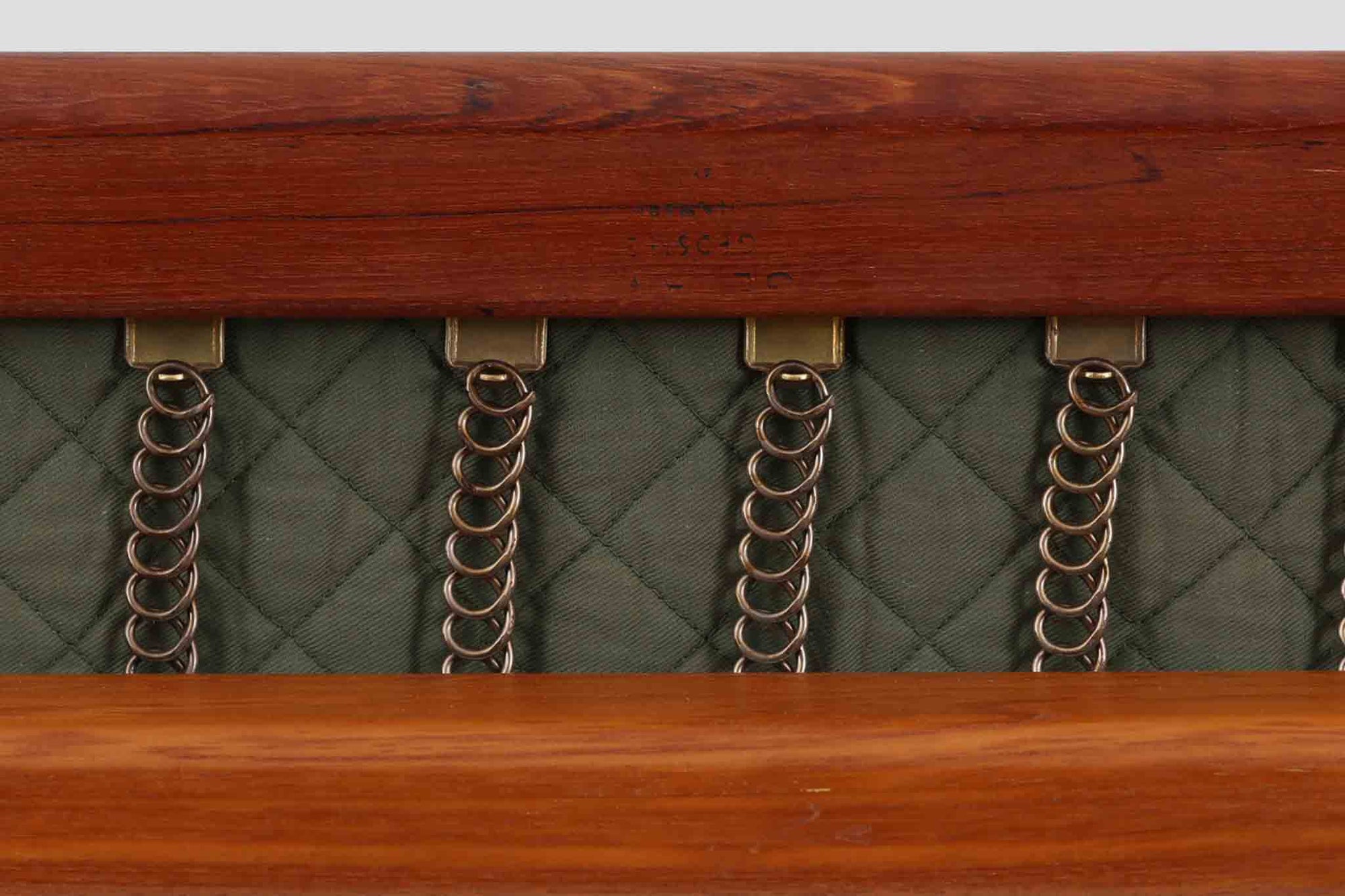 北欧家具を代表するソファ『GE290』です。現在リプロダクト品が販売されていますが、こちらは本物です。元々はベッド会社であるGETAmA社ならではのコイルスプリングが内包されたクッションの座り心地は、弾力があり心地良く、読書や映画などのリラックスタイムに最適です。立ち上がる際も適度なはね返りがあるので、動く時に億劫になる事はありません。Hans J. Wegnerならではの時代を超えた美しいデザインも魅力のひとつ。横や背面から眺めると、また異なる表情が楽しめます。さらに、こちらは現行品では手に入らない希少なチーク材モデル。素材の質感と温かみを存分に味わえる逸品です。