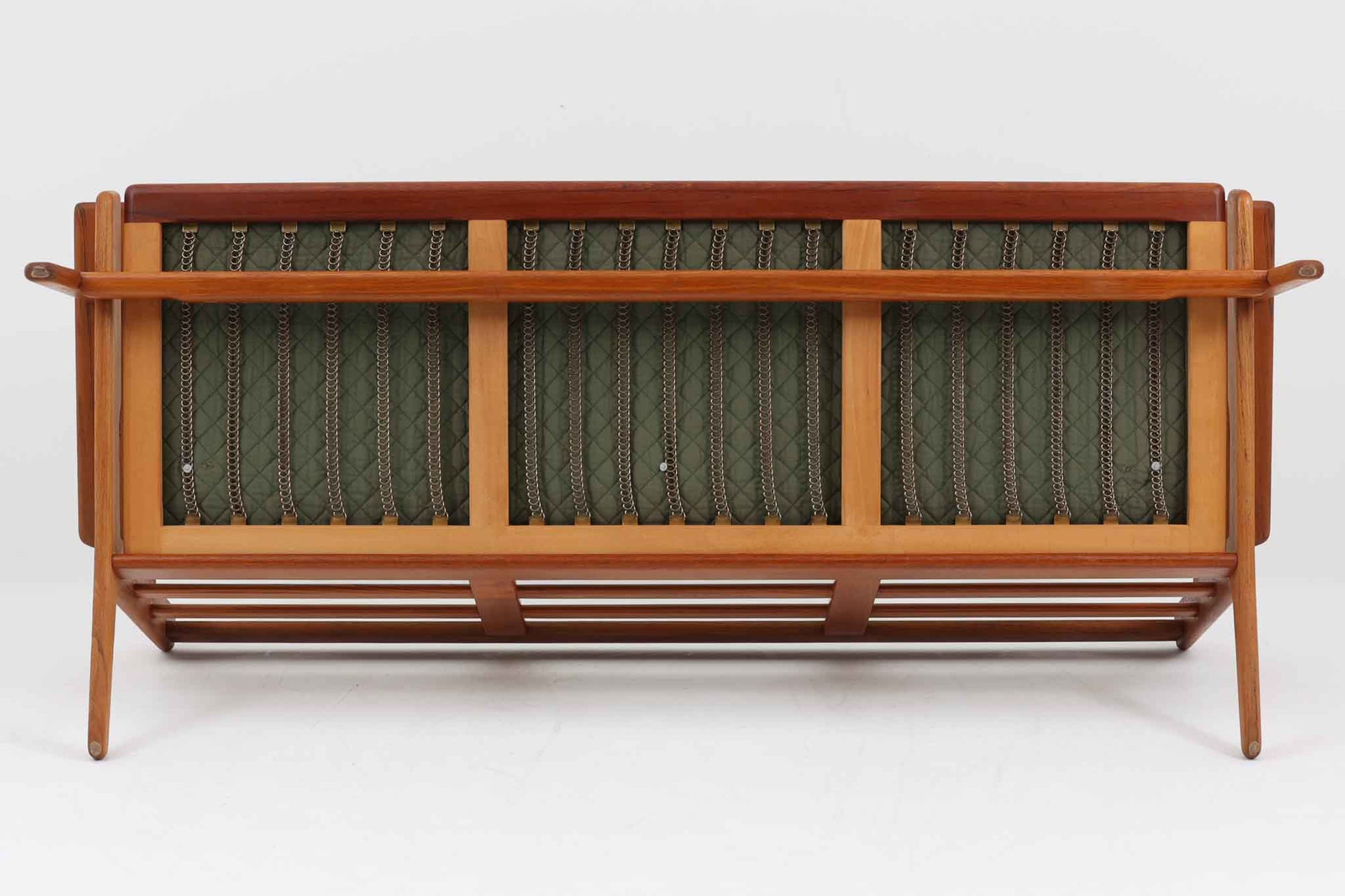 北欧家具を代表するソファ『GE290』です。現在リプロダクト品が販売されていますが、こちらは本物です。元々はベッド会社であるGETAmA社ならではのコイルスプリングが内包されたクッションの座り心地は、弾力があり心地良く、読書や映画などのリラックスタイムに最適です。立ち上がる際も適度なはね返りがあるので、動く時に億劫になる事はありません。Hans J. Wegnerならではの時代を超えた美しいデザインも魅力のひとつ。横や背面から眺めると、また異なる表情が楽しめます。さらに、こちらは現行品では手に入らない希少なチーク材モデル。素材の質感と温かみを存分に味わえる逸品です。