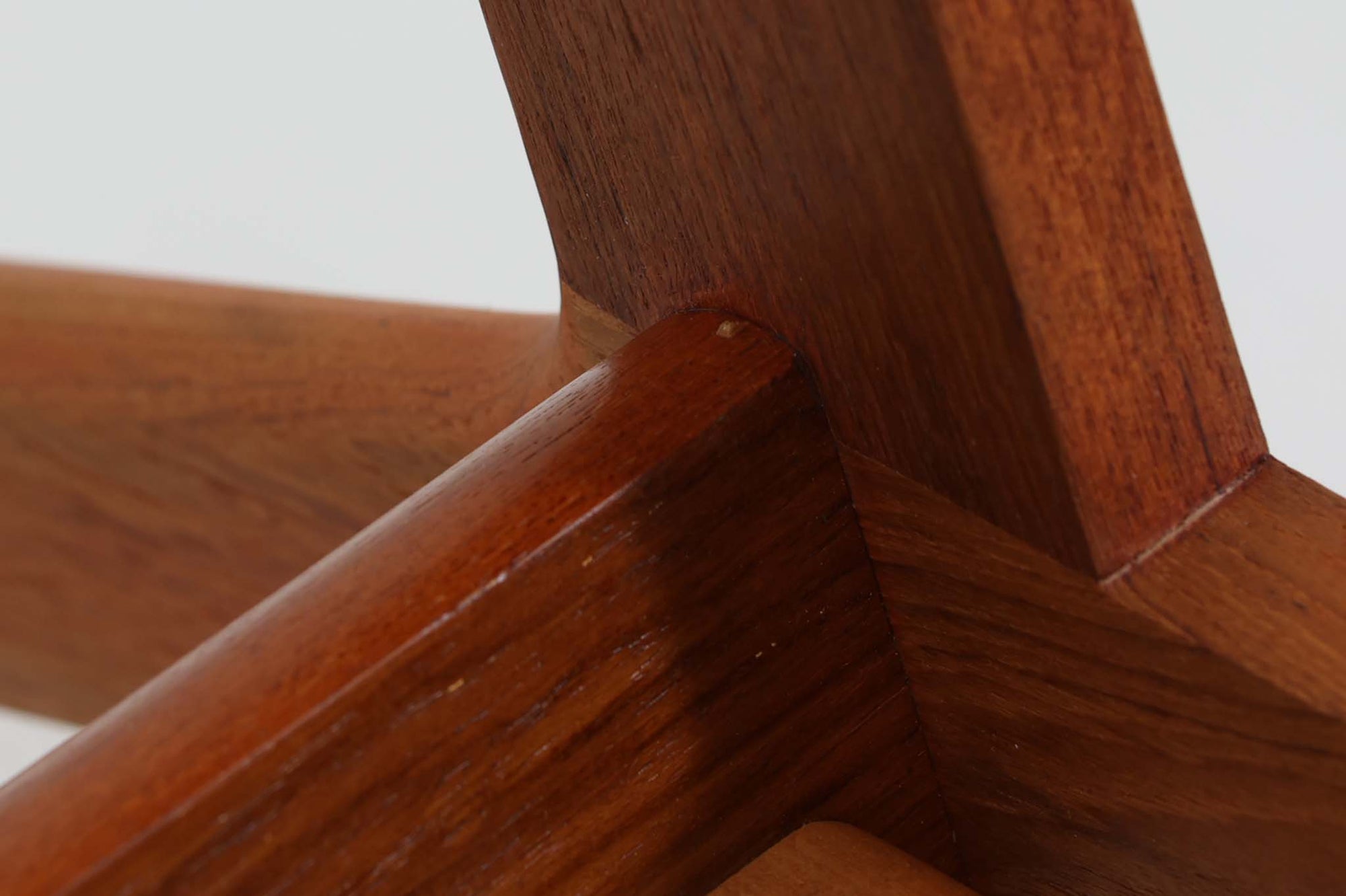 北欧家具を代表するソファ『GE290』です。現在リプロダクト品が販売されていますが、こちらは本物です。元々はベッド会社であるGETAmA社ならではのコイルスプリングが内包されたクッションの座り心地は、弾力があり心地良く、読書や映画などのリラックスタイムに最適です。立ち上がる際も適度なはね返りがあるので、動く時に億劫になる事はありません。Hans J. Wegnerならではの時代を超えた美しいデザインも魅力のひとつ。横や背面から眺めると、また異なる表情が楽しめます。さらに、こちらは現行品では手に入らない希少なチーク材モデル。素材の質感と温かみを存分に味わえる逸品です。