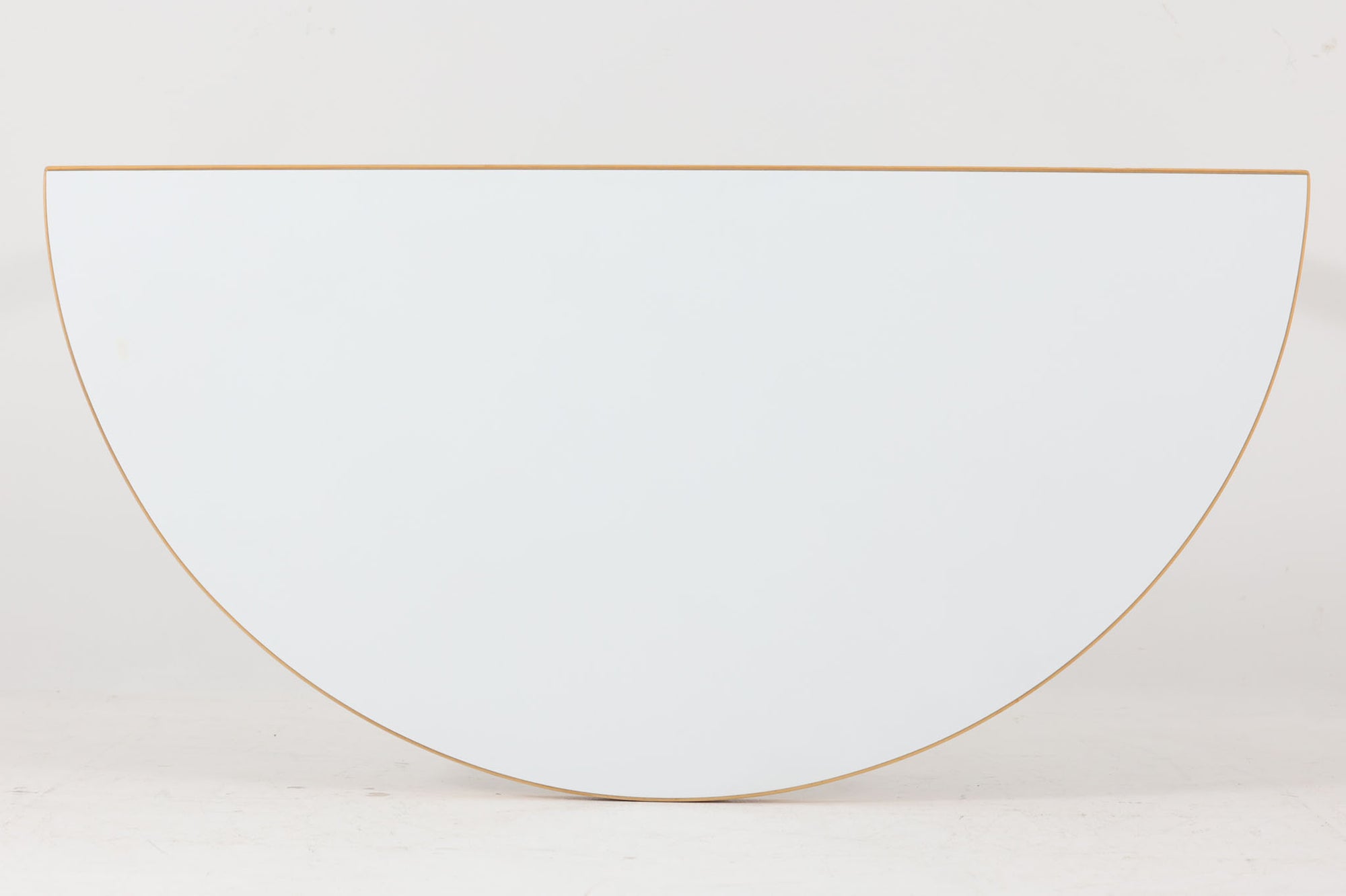 北欧より買い付けました。天板にはホワイトラミネートが使用されています。半円タイプで壁面に設置してダイニングテーブルとして使用できます。