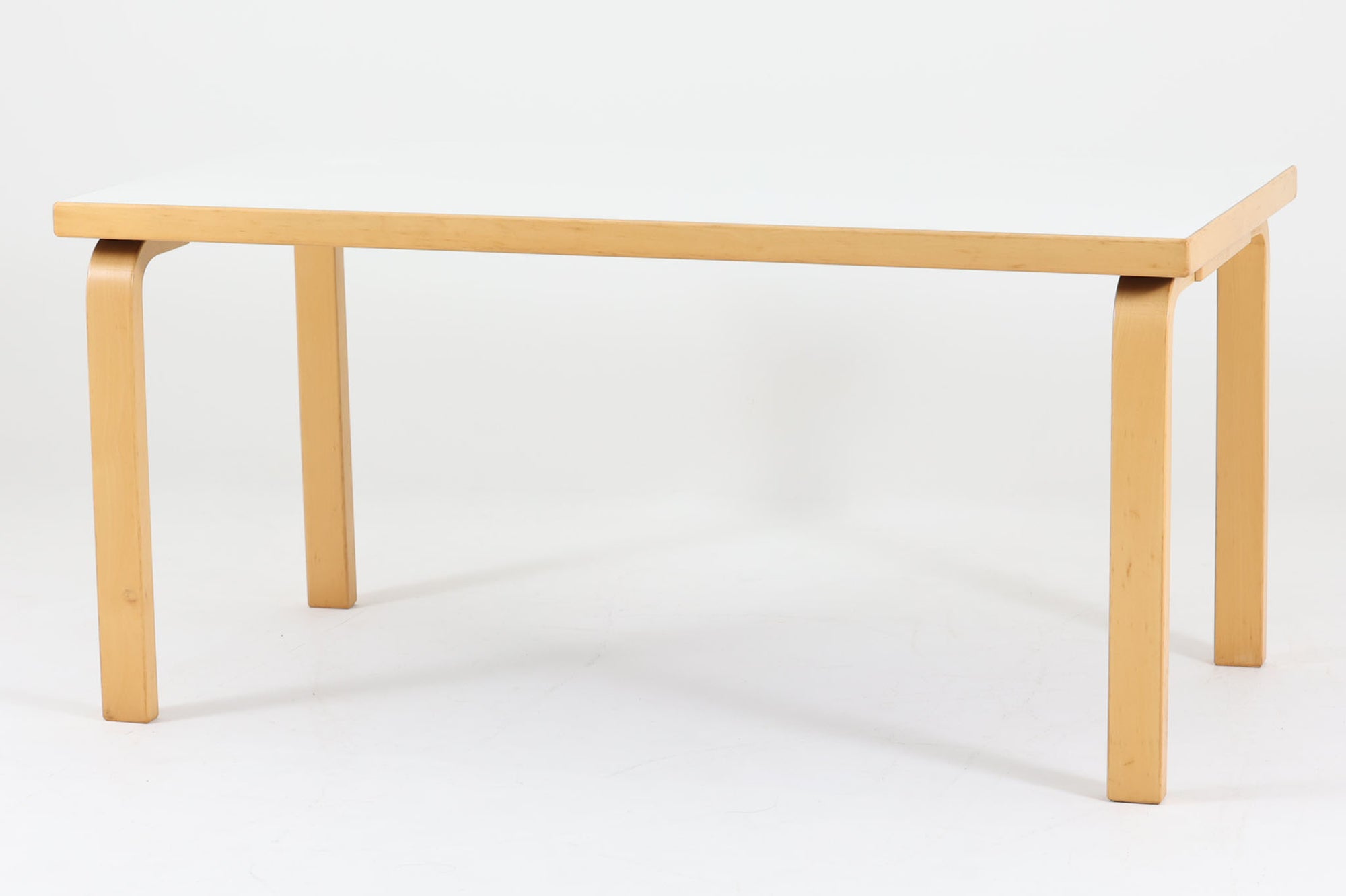 北欧より買い付けました。天板にはホワイトラミネートが使用されている新しいモデルです。