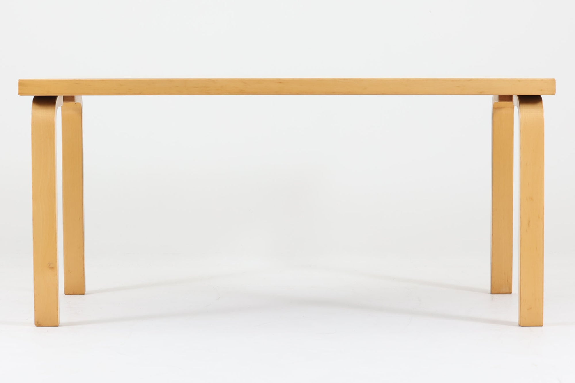 北欧より買い付けました。天板にはホワイトラミネートが使用されている新しいモデルです。