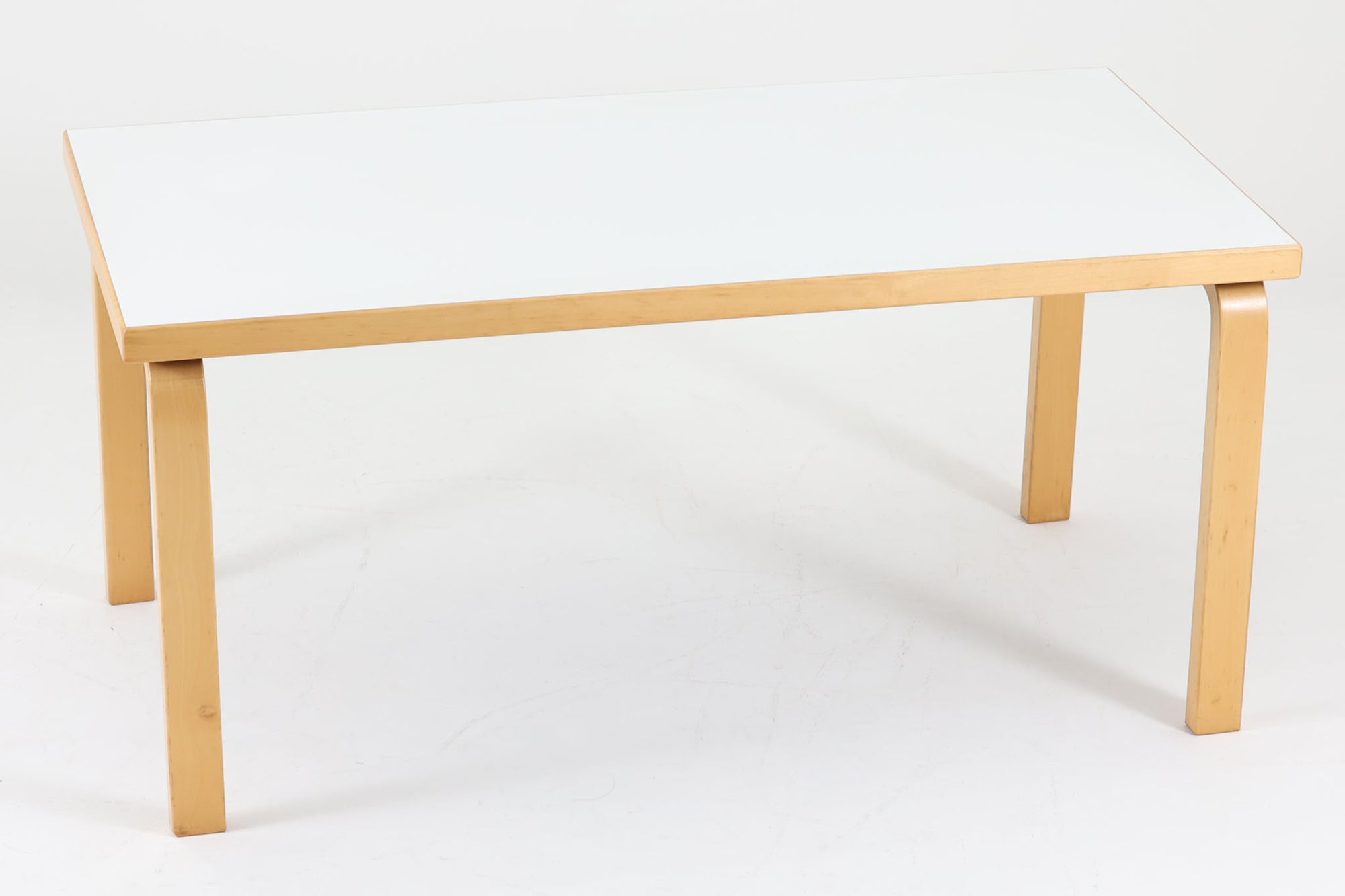 北欧より買い付けました。天板にはホワイトラミネートが使用されている新しいモデルです。