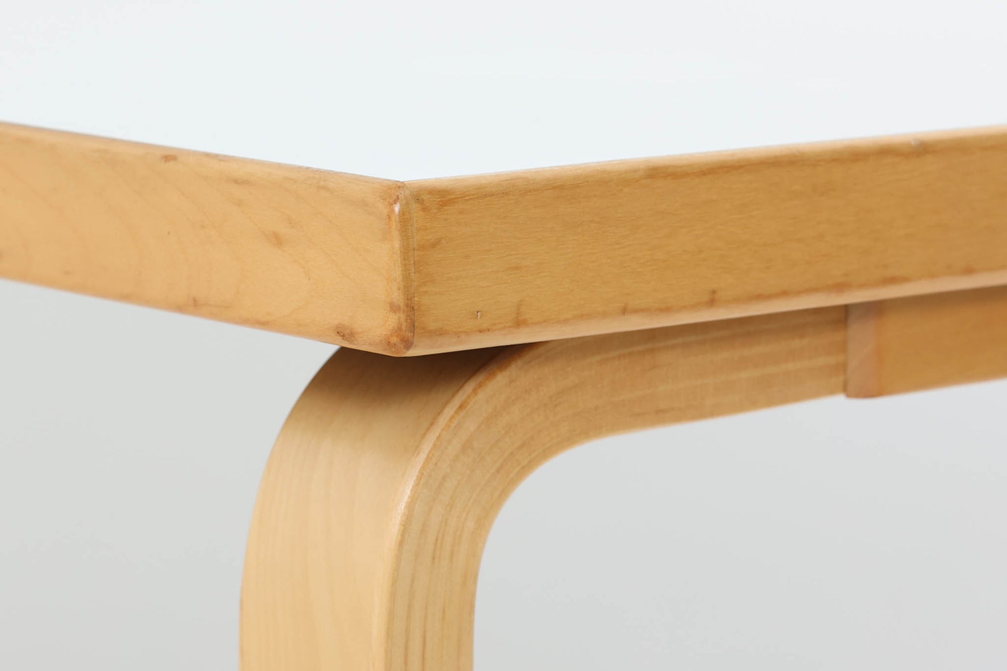 北欧より買い付けました。天板にはホワイトラミネートが使用されている新しいモデルです。