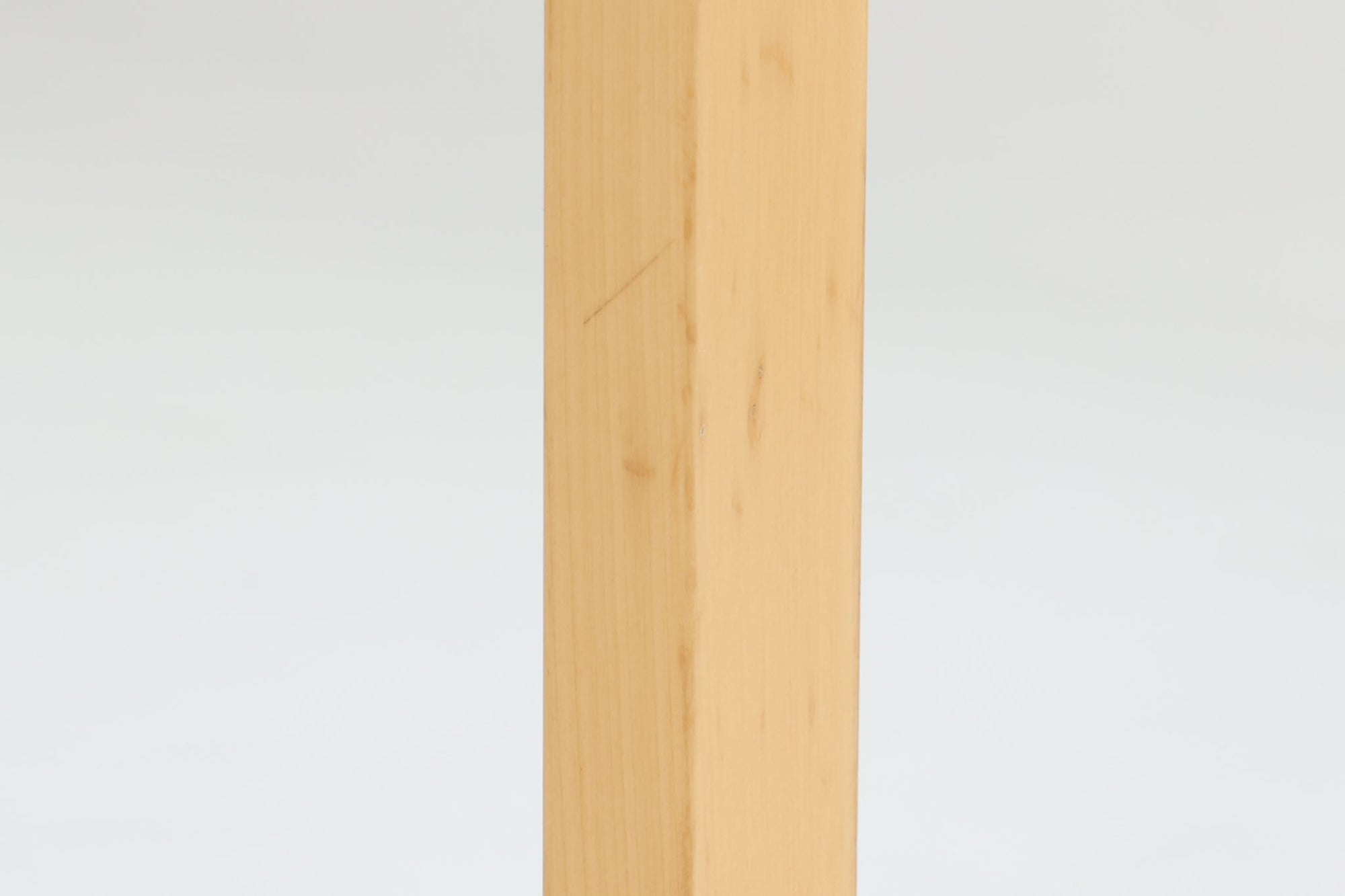 北欧より買い付けました。天板にはホワイトラミネートが使用されている新しいモデルです。