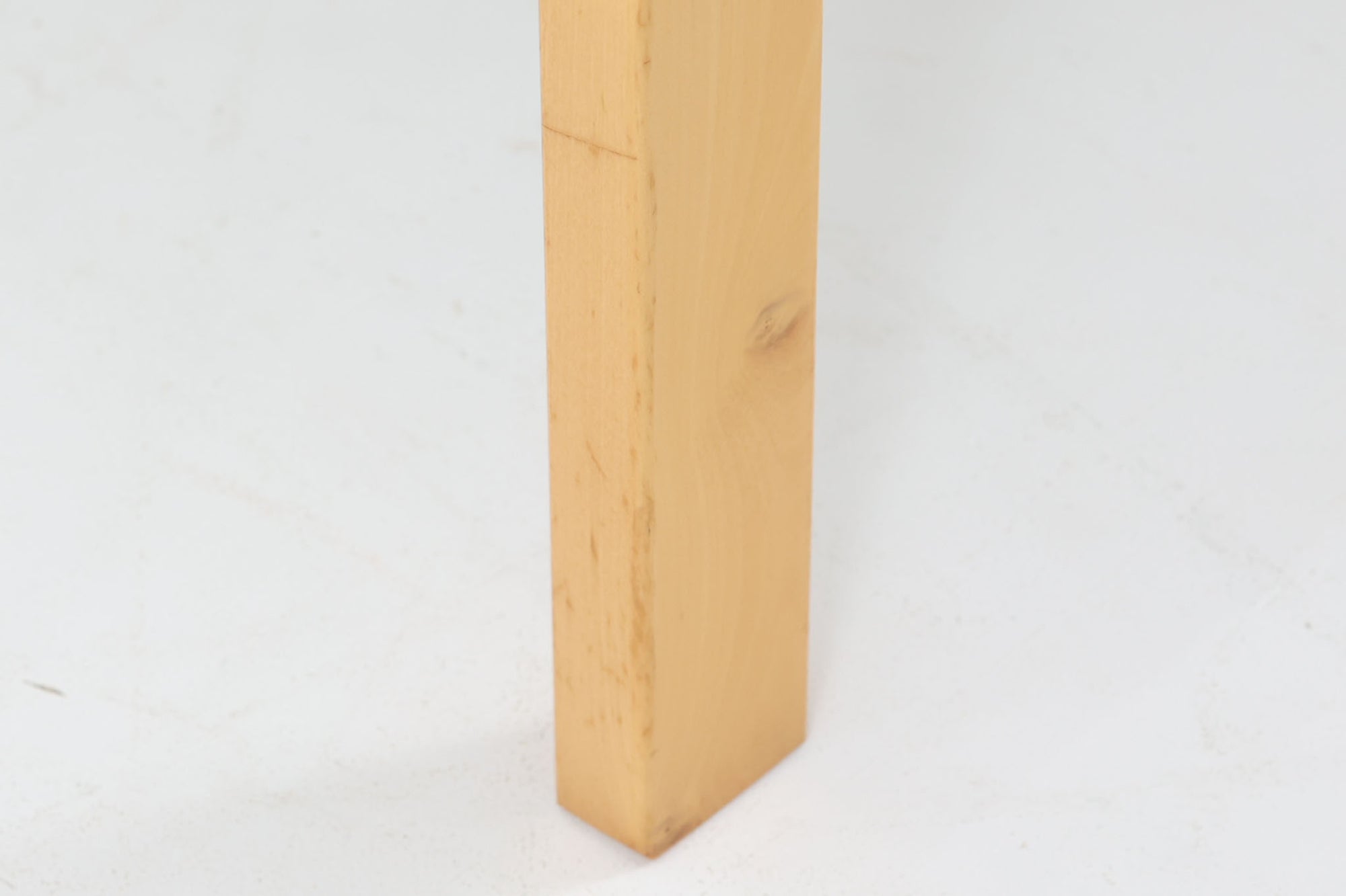 北欧より買い付けました。天板にはホワイトラミネートが使用されている新しいモデルです。