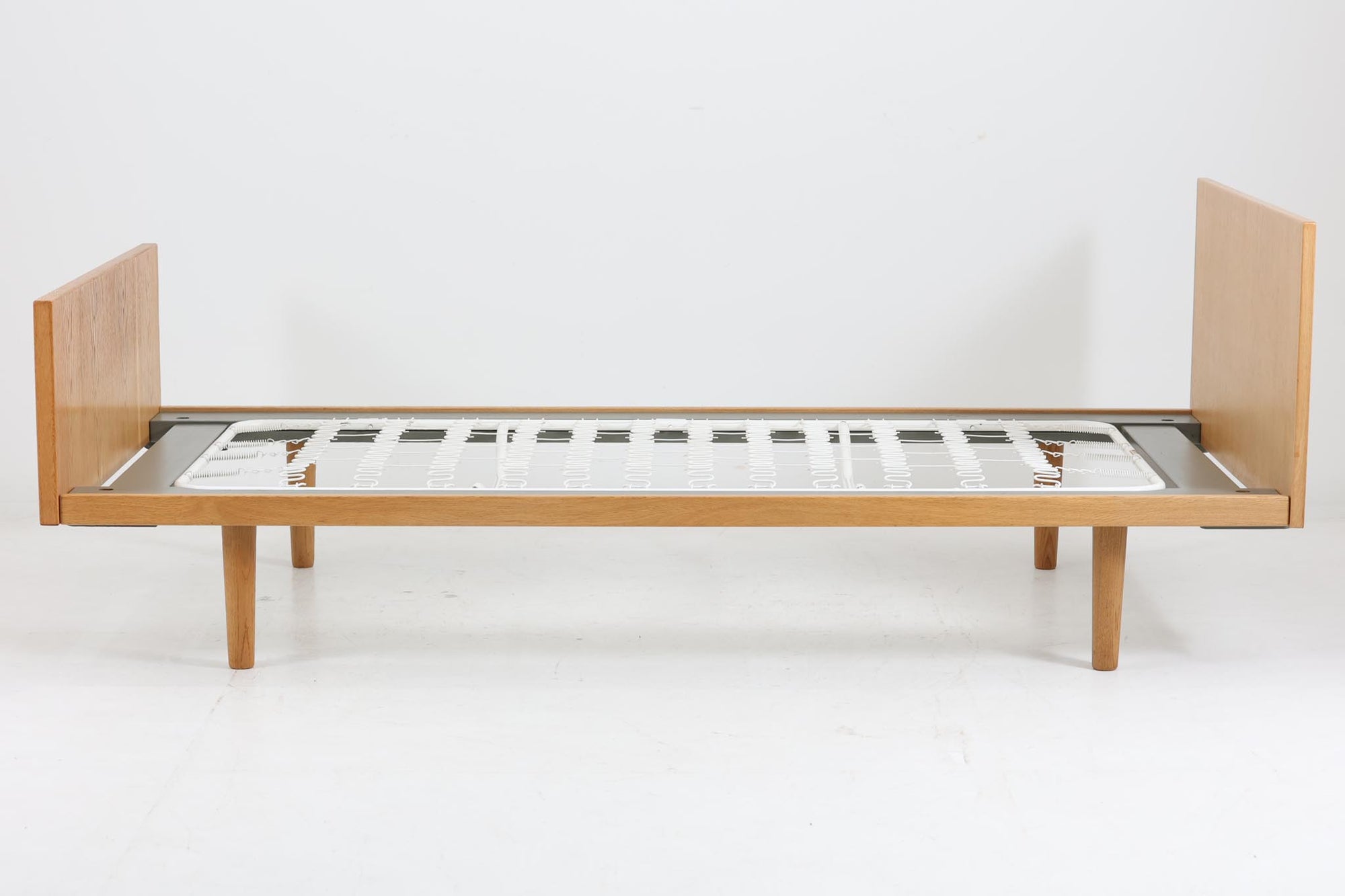 北欧より買い付けたHans J. WegnerデザインによるGETAmA社製のベッドフレームは、シンプルで洗練されたデザインが特徴です。空間を広く感じさせるスッキリとしたラインが、どんなインテリアにも調和します。本体には高品質なオーク材が使用されており、自然な木目の美しさと温かみを感じることができます。シングルサイズのマットレスに対応しています。マットレスは付属しておりませんので、別途ご用意ください。。