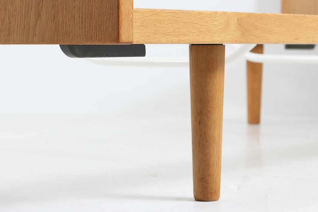 北欧より買い付けたHans J. WegnerデザインによるGETAmA社製のベッドフレームは、シンプルで洗練されたデザインが特徴です。空間を広く感じさせるスッキリとしたラインが、どんなインテリアにも調和します。本体には高品質なオーク材が使用されており、自然な木目の美しさと温かみを感じることができます。シングルサイズのマットレスに対応しています。マットレスは付属しておりませんので、別途ご用意ください。。