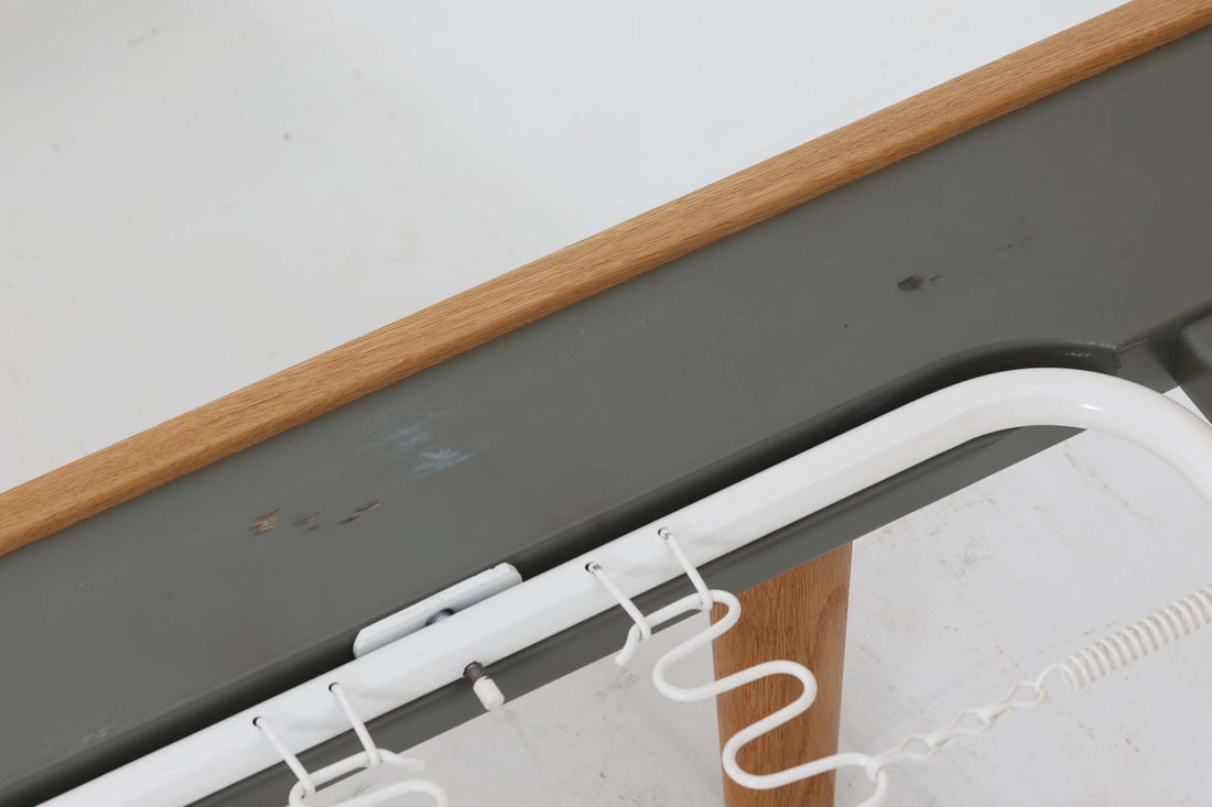 北欧より買い付けたHans J. WegnerデザインによるGETAmA社製のベッドフレームは、シンプルで洗練されたデザインが特徴です。空間を広く感じさせるスッキリとしたラインが、どんなインテリアにも調和します。本体には高品質なオーク材が使用されており、自然な木目の美しさと温かみを感じることができます。シングルサイズのマットレスに対応しています。マットレスは付属しておりませんので、別途ご用意ください。。