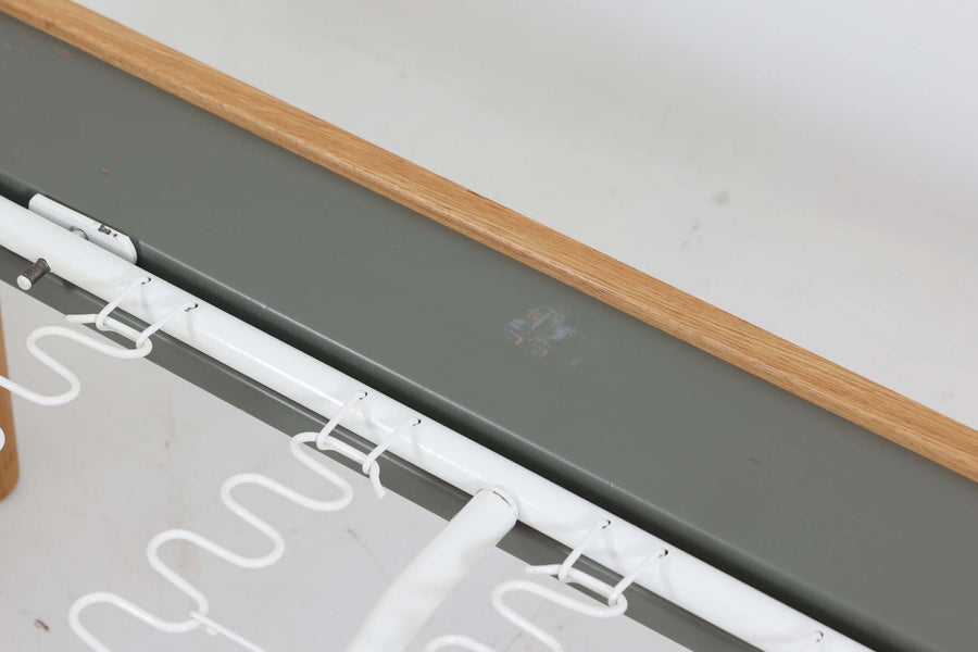 北欧より買い付けたHans J. WegnerデザインによるGETAmA社製のベッドフレームは、シンプルで洗練されたデザインが特徴です。空間を広く感じさせるスッキリとしたラインが、どんなインテリアにも調和します。本体には高品質なオーク材が使用されており、自然な木目の美しさと温かみを感じることができます。シングルサイズのマットレスに対応しています。マットレスは付属しておりませんので、別途ご用意ください。。