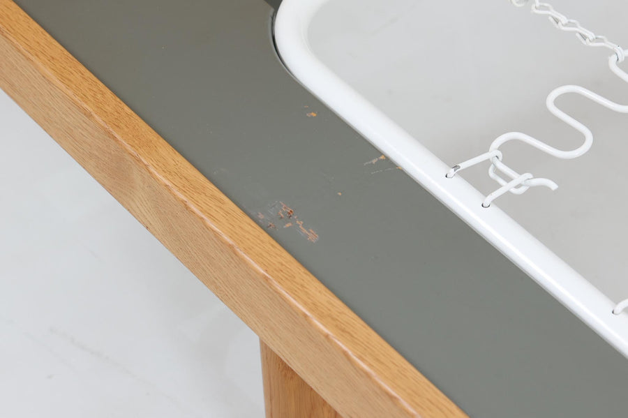 北欧より買い付けたHans J. WegnerデザインによるGETAmA社製のベッドフレームは、シンプルで洗練されたデザインが特徴です。空間を広く感じさせるスッキリとしたラインが、どんなインテリアにも調和します。本体には高品質なオーク材が使用されており、自然な木目の美しさと温かみを感じることができます。シングルサイズのマットレスに対応しています。マットレスは付属しておりませんので、別途ご用意ください。。