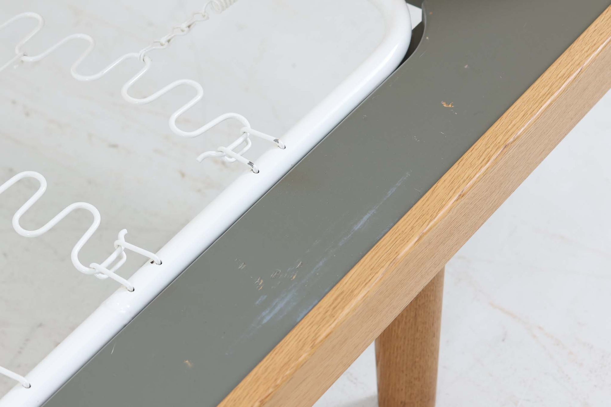 北欧より買い付けたHans J. WegnerデザインによるGETAmA社製のベッドフレームは、シンプルで洗練されたデザインが特徴です。空間を広く感じさせるスッキリとしたラインが、どんなインテリアにも調和します。本体には高品質なオーク材が使用されており、自然な木目の美しさと温かみを感じることができます。シングルサイズのマットレスに対応しています。マットレスは付属しておりませんので、別途ご用意ください。。