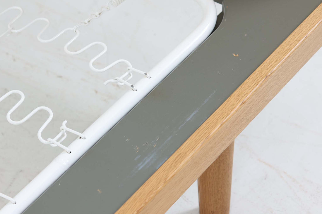 北欧より買い付けたHans J. WegnerデザインによるGETAmA社製のベッドフレームは、シンプルで洗練されたデザインが特徴です。空間を広く感じさせるスッキリとしたラインが、どんなインテリアにも調和します。本体には高品質なオーク材が使用されており、自然な木目の美しさと温かみを感じることができます。シングルサイズのマットレスに対応しています。マットレスは付属しておりませんので、別途ご用意ください。。
