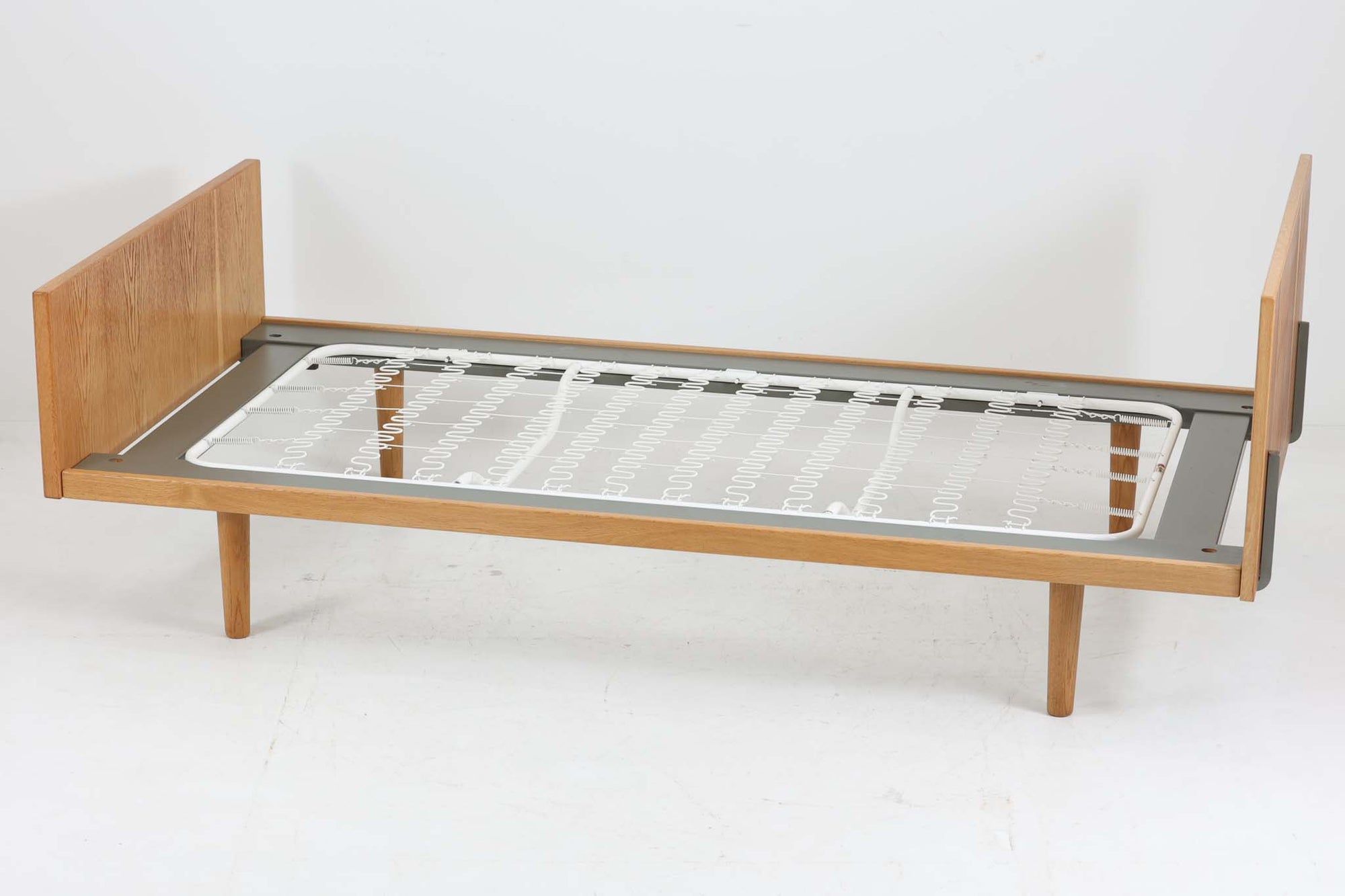 北欧より買い付けたHans J. WegnerデザインによるGETAmA社製のベッドフレームは、シンプルで洗練されたデザインが特徴です。空間を広く感じさせるスッキリとしたラインが、どんなインテリアにも調和します。本体には高品質なオーク材が使用されており、自然な木目の美しさと温かみを感じることができます。シングルサイズのマットレスに対応しています。マットレスは付属しておりませんので、別途ご用意ください。。