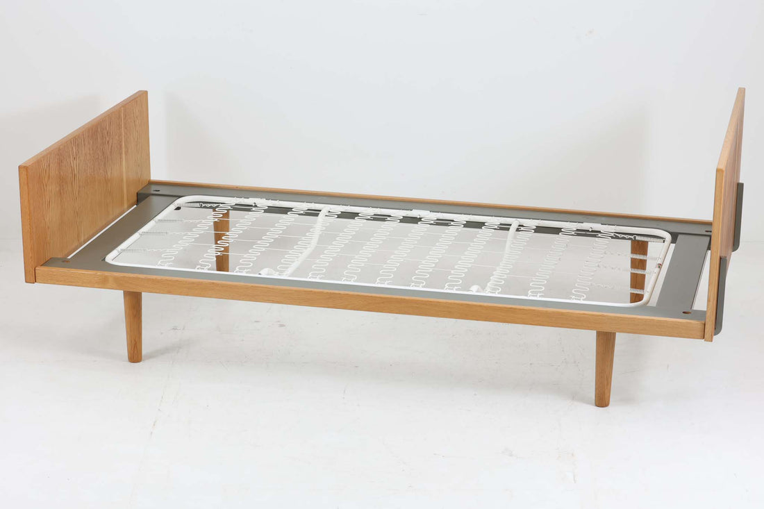 北欧より買い付けたHans J. WegnerデザインによるGETAmA社製のベッドフレームは、シンプルで洗練されたデザインが特徴です。空間を広く感じさせるスッキリとしたラインが、どんなインテリアにも調和します。本体には高品質なオーク材が使用されており、自然な木目の美しさと温かみを感じることができます。シングルサイズのマットレスに対応しています。マットレスは付属しておりませんので、別途ご用意ください。。