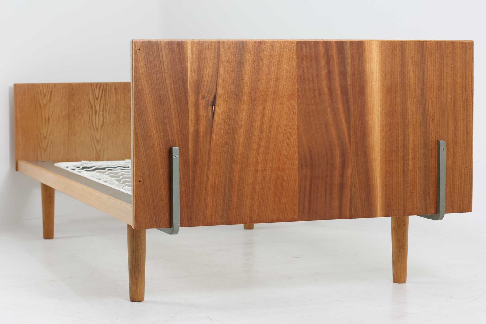 北欧より買い付けたHans J. WegnerデザインによるGETAmA社製のベッドフレームは、シンプルで洗練されたデザインが特徴です。空間を広く感じさせるスッキリとしたラインが、どんなインテリアにも調和します。本体には高品質なオーク材が使用されており、自然な木目の美しさと温かみを感じることができます。シングルサイズのマットレスに対応しています。マットレスは付属しておりませんので、別途ご用意ください。。