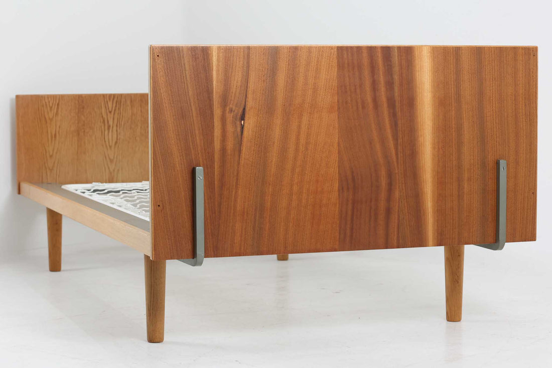北欧より買い付けたHans J. WegnerデザインによるGETAmA社製のベッドフレームは、シンプルで洗練されたデザインが特徴です。空間を広く感じさせるスッキリとしたラインが、どんなインテリアにも調和します。本体には高品質なオーク材が使用されており、自然な木目の美しさと温かみを感じることができます。シングルサイズのマットレスに対応しています。マットレスは付属しておりませんので、別途ご用意ください。。