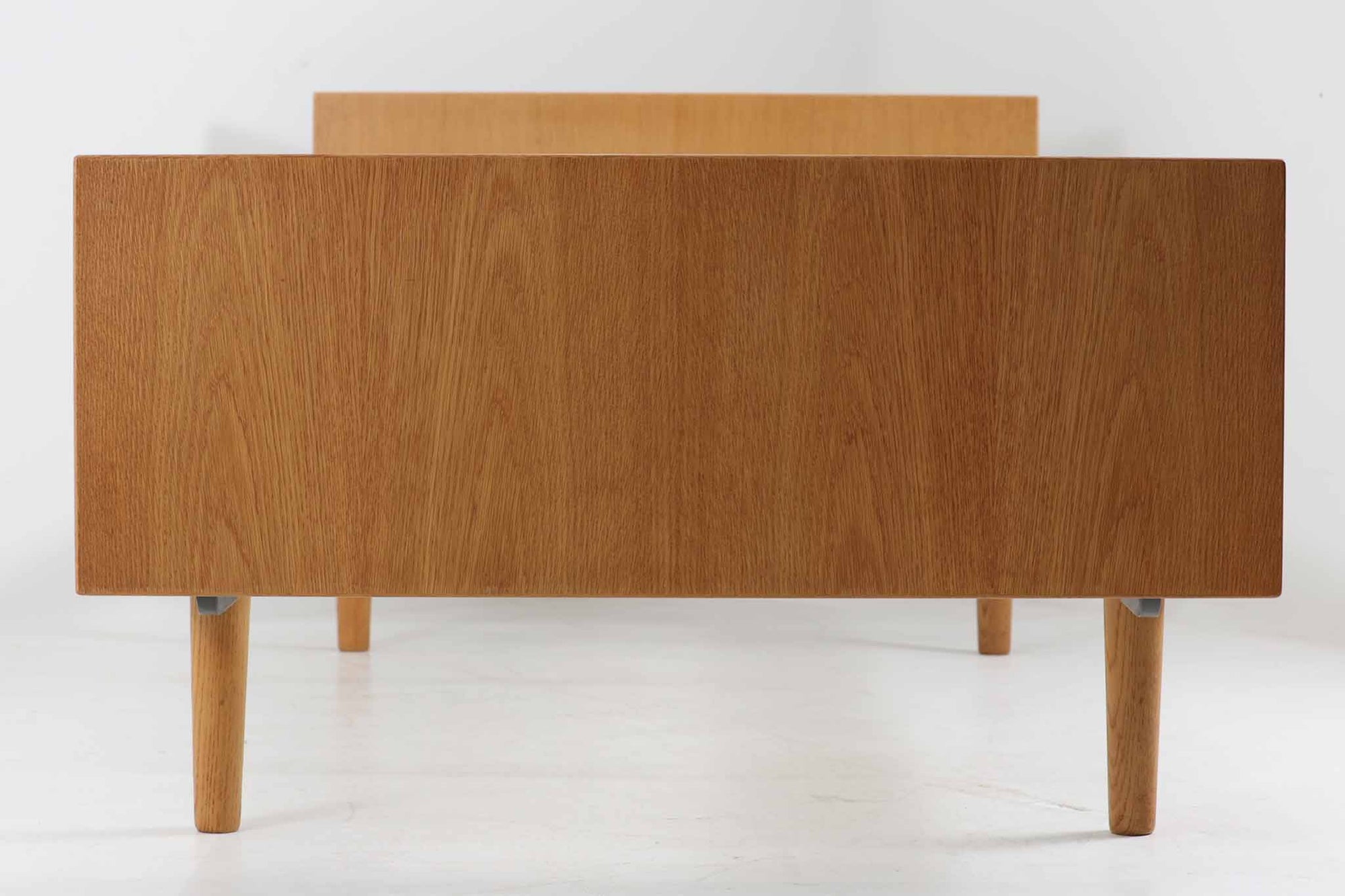 北欧より買い付けたHans J. WegnerデザインによるGETAmA社製のベッドフレームは、シンプルで洗練されたデザインが特徴です。空間を広く感じさせるスッキリとしたラインが、どんなインテリアにも調和します。本体には高品質なオーク材が使用されており、自然な木目の美しさと温かみを感じることができます。シングルサイズのマットレスに対応しています。マットレスは付属しておりませんので、別途ご用意ください。。