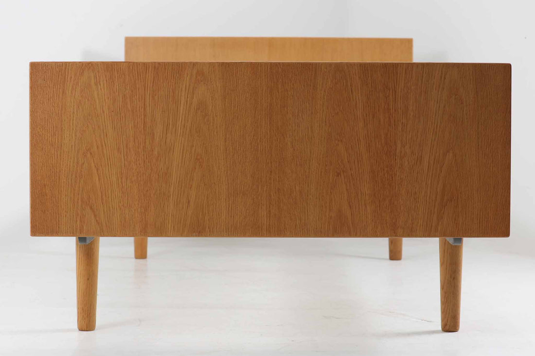 北欧より買い付けたHans J. WegnerデザインによるGETAmA社製のベッドフレームは、シンプルで洗練されたデザインが特徴です。空間を広く感じさせるスッキリとしたラインが、どんなインテリアにも調和します。本体には高品質なオーク材が使用されており、自然な木目の美しさと温かみを感じることができます。シングルサイズのマットレスに対応しています。マットレスは付属しておりませんので、別途ご用意ください。。
