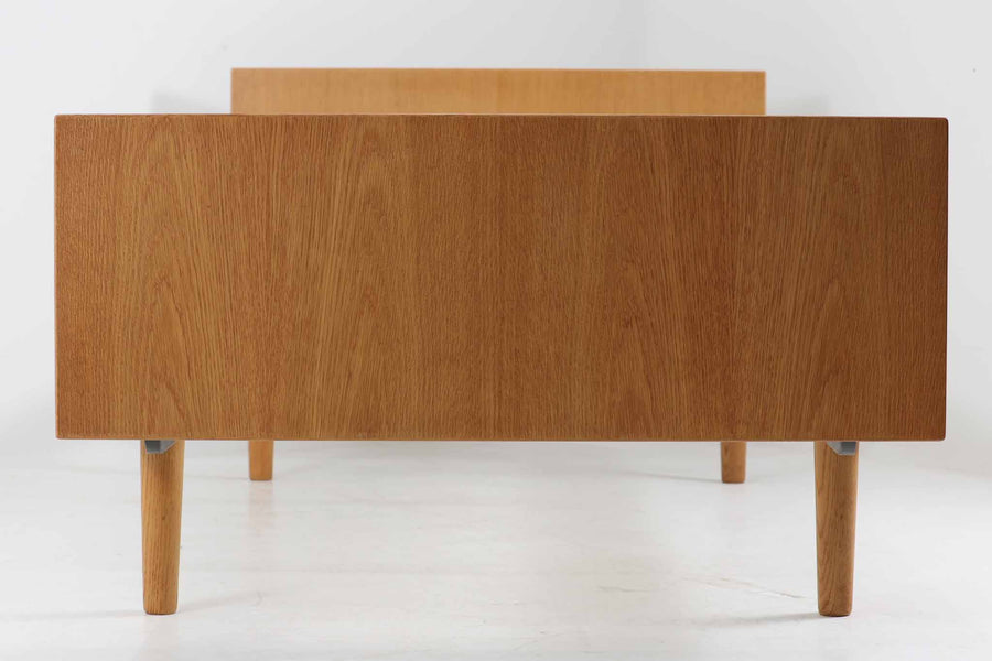 北欧より買い付けたHans J. WegnerデザインによるGETAmA社製のベッドフレームは、シンプルで洗練されたデザインが特徴です。空間を広く感じさせるスッキリとしたラインが、どんなインテリアにも調和します。本体には高品質なオーク材が使用されており、自然な木目の美しさと温かみを感じることができます。シングルサイズのマットレスに対応しています。マットレスは付属しておりませんので、別途ご用意ください。。