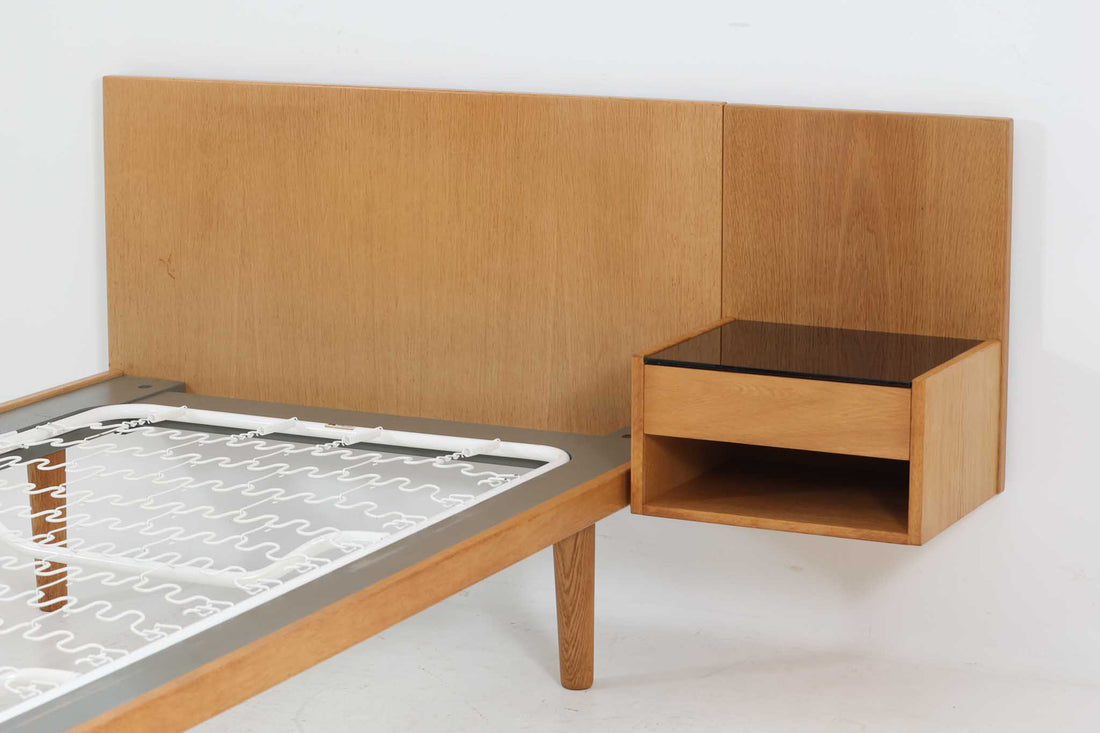 北欧より買い付けたHans J. WegnerデザインによるGETAmA社製のベッドフレームは、シンプルで洗練されたデザインが特徴です。空間を広く感じさせるスッキリとしたラインが、どんなインテリアにも調和します。本体には高品質なオーク材が使用されており、自然な木目の美しさと温かみを感じることができます。シングルサイズのマットレスに対応しています。マットレスは付属しておりませんので、別途ご用意ください。。