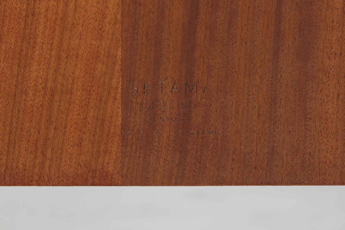 北欧より買い付けたHans J. WegnerデザインによるGETAmA社製のベッドフレームは、シンプルで洗練されたデザインが特徴です。空間を広く感じさせるスッキリとしたラインが、どんなインテリアにも調和します。本体には高品質なオーク材が使用されており、自然な木目の美しさと温かみを感じることができます。シングルサイズのマットレスに対応しています。マットレスは付属しておりませんので、別途ご用意ください。。