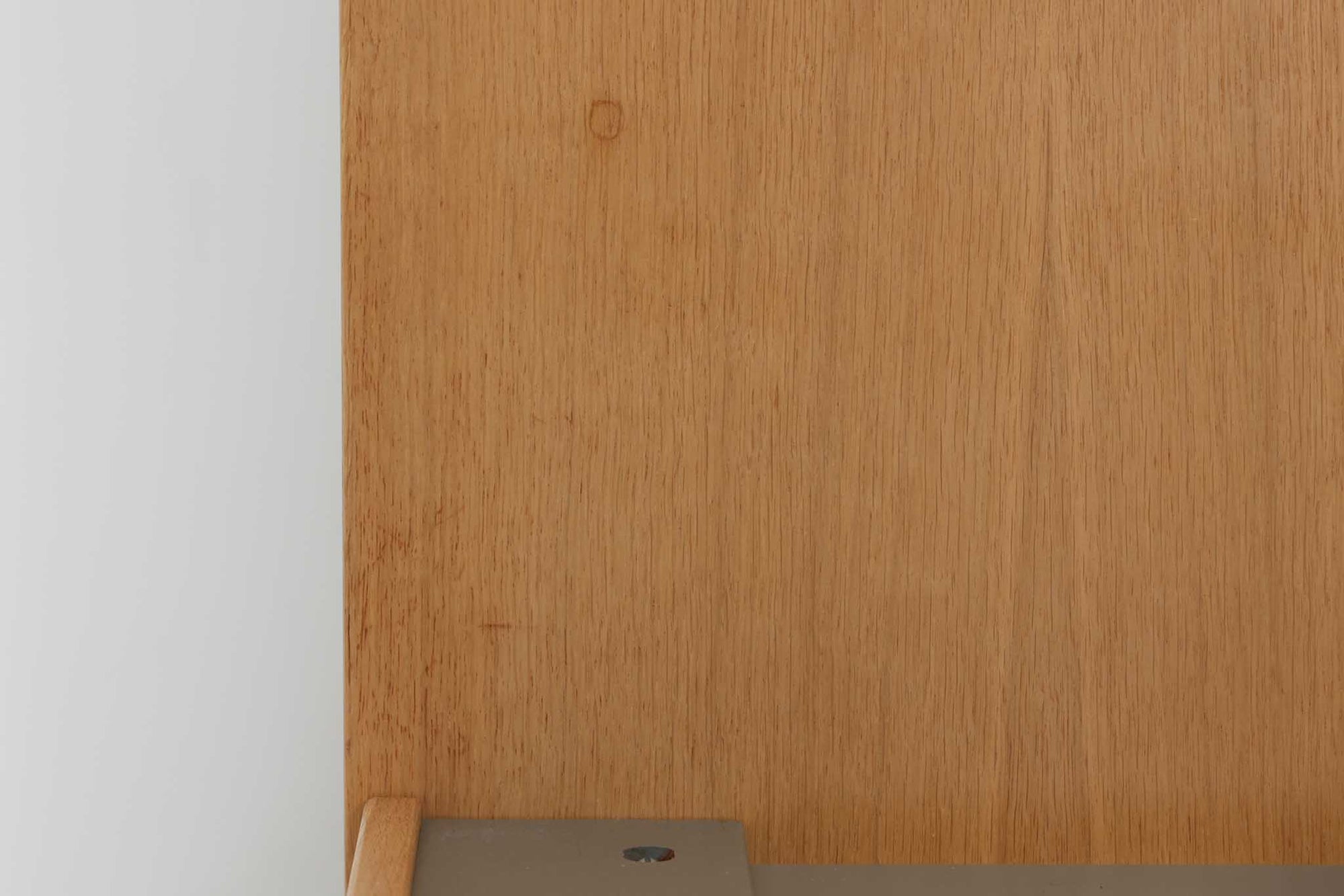 北欧より買い付けたHans J. WegnerデザインによるGETAmA社製のベッドフレームは、シンプルで洗練されたデザインが特徴です。空間を広く感じさせるスッキリとしたラインが、どんなインテリアにも調和します。本体には高品質なオーク材が使用されており、自然な木目の美しさと温かみを感じることができます。シングルサイズのマットレスに対応しています。マットレスは付属しておりませんので、別途ご用意ください。。
