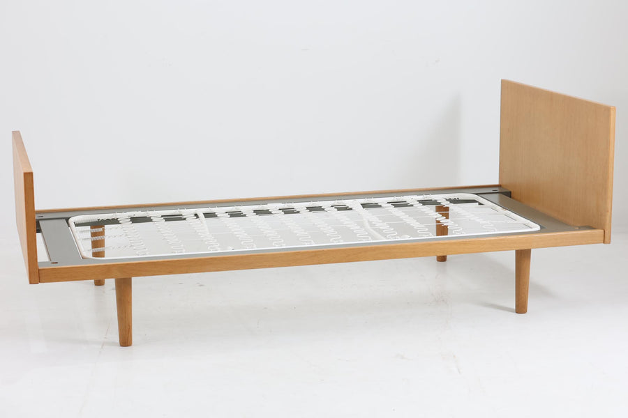北欧より買い付けたHans J. WegnerデザインによるGETAmA社製のベッドフレームは、シンプルで洗練されたデザインが特徴です。空間を広く感じさせるスッキリとしたラインが、どんなインテリアにも調和します。本体には高品質なオーク材が使用されており、自然な木目の美しさと温かみを感じることができます。シングルサイズのマットレスに対応しています。マットレスは付属しておりませんので、別途ご用意ください。。