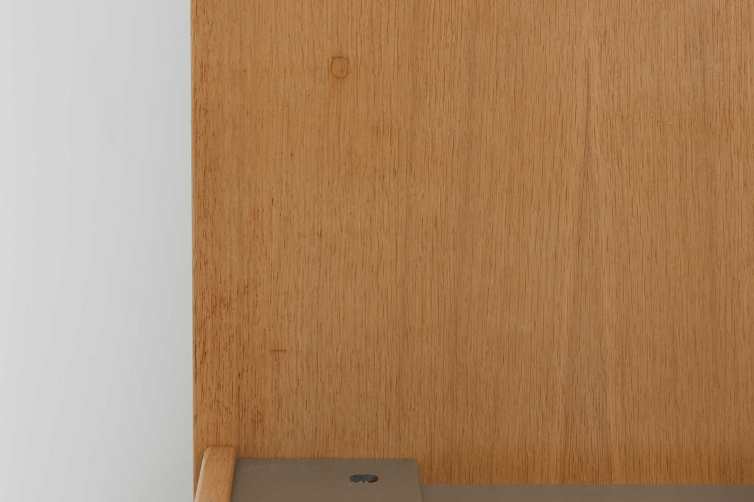 北欧より買い付けたHans J. WegnerデザインによるGETAmA社製のベッドフレームは、シンプルで洗練されたデザインが特徴です。空間を広く感じさせるスッキリとしたラインが、どんなインテリアにも調和します。本体には高品質なオーク材が使用されており、自然な木目の美しさと温かみを感じることができます。シングルサイズのマットレスに対応しています。マットレスは付属しておりませんので、別途ご用意ください。。