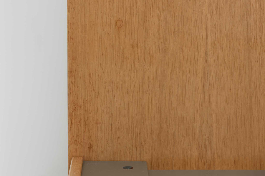 北欧より買い付けたHans J. WegnerデザインによるGETAmA社製のベッドフレームは、シンプルで洗練されたデザインが特徴です。空間を広く感じさせるスッキリとしたラインが、どんなインテリアにも調和します。本体には高品質なオーク材が使用されており、自然な木目の美しさと温かみを感じることができます。シングルサイズのマットレスに対応しています。マットレスは付属しておりませんので、別途ご用意ください。。