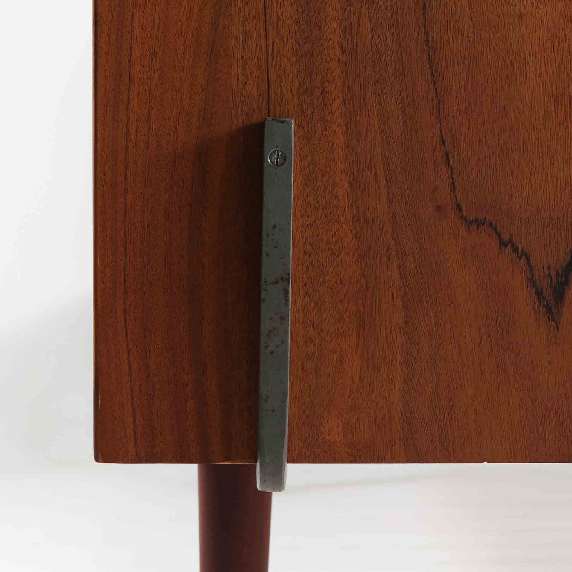 Hans J. Wegnerがデザインし、Getama社によって製造されたこちらのシングルベッドフレームは、チーク材とブラックの合皮パネルが上品に調和した、北欧ビンテージならではの美しい佇まいが魅力です。ヘッドボードにはブラックガラスを載せた引き出し付きのナイトテーブルが備えられていますが、取り外しが可能な構造となっており、空間や用途に応じて柔軟にレイアウトできます。堅牢なスノコ構造で寝具の通気性にも優れ、実用性とデザイン性を兼ね備えた一点です。