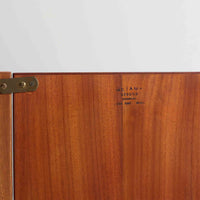 Hans J. Wegnerがデザインし、Getama社によって製造されたこちらのシングルベッドフレームは、チーク材とブラックの合皮パネルが上品に調和した、北欧ビンテージならではの美しい佇まいが魅力です。ヘッドボードにはブラックガラスを載せた引き出し付きのナイトテーブルが備えられていますが、取り外しが可能な構造となっており、空間や用途に応じて柔軟にレイアウトできます。堅牢なスノコ構造で寝具の通気性にも優れ、実用性とデザイン性を兼ね備えた一点です。